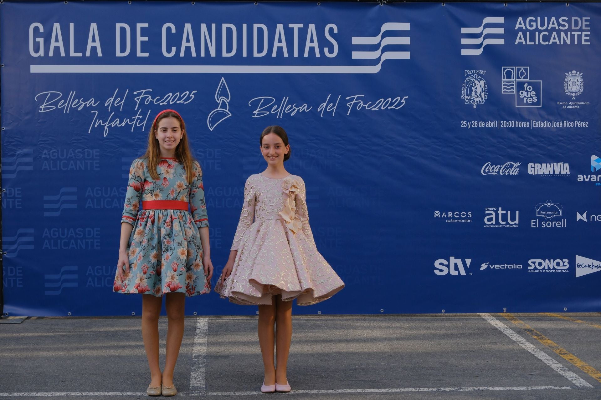 Photocall de las candidatas infantiles con los vestidos de gala
