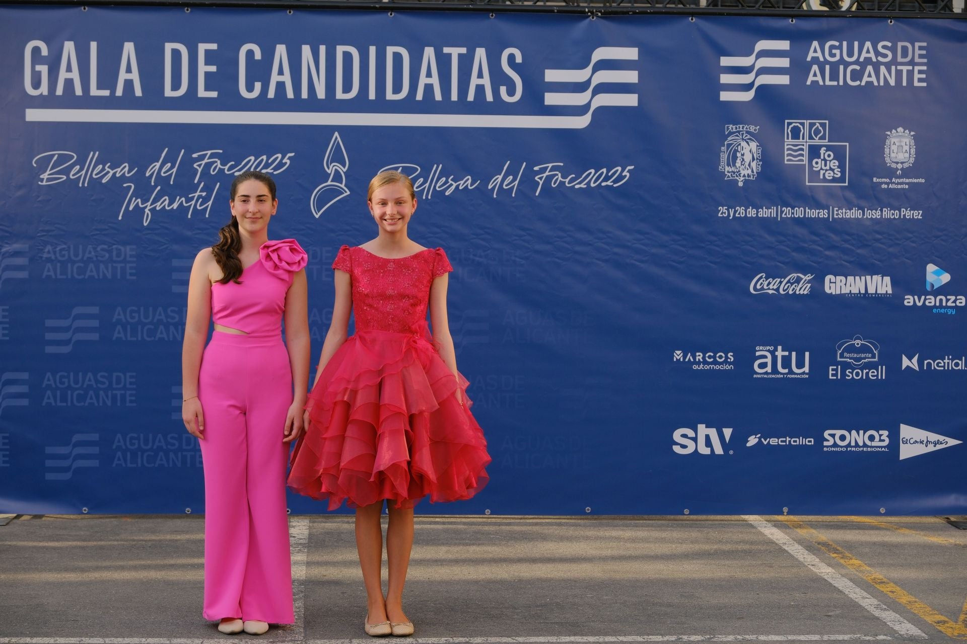 Photocall de las candidatas infantiles con los vestidos de gala