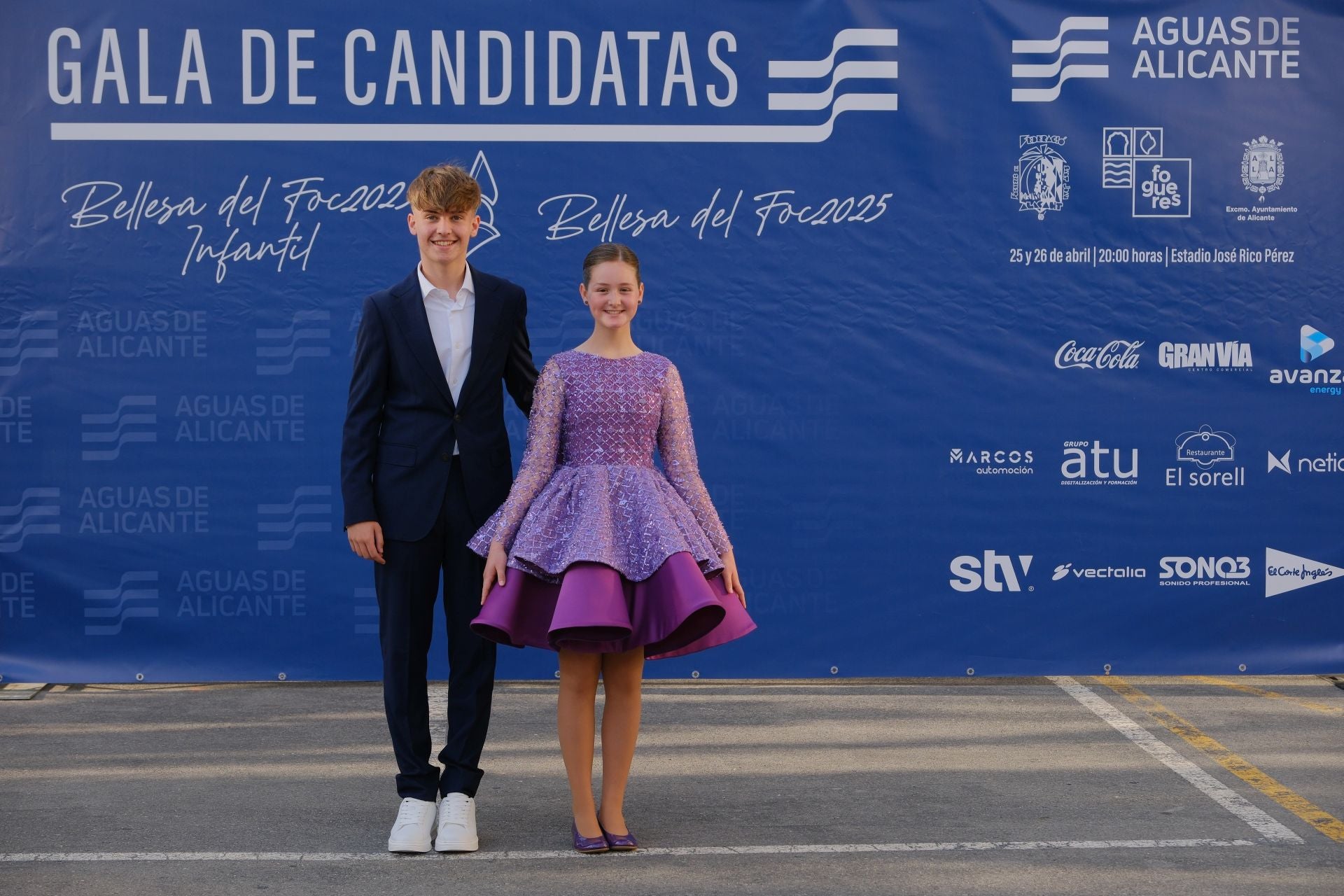 Photocall de las candidatas infantiles con los vestidos de gala