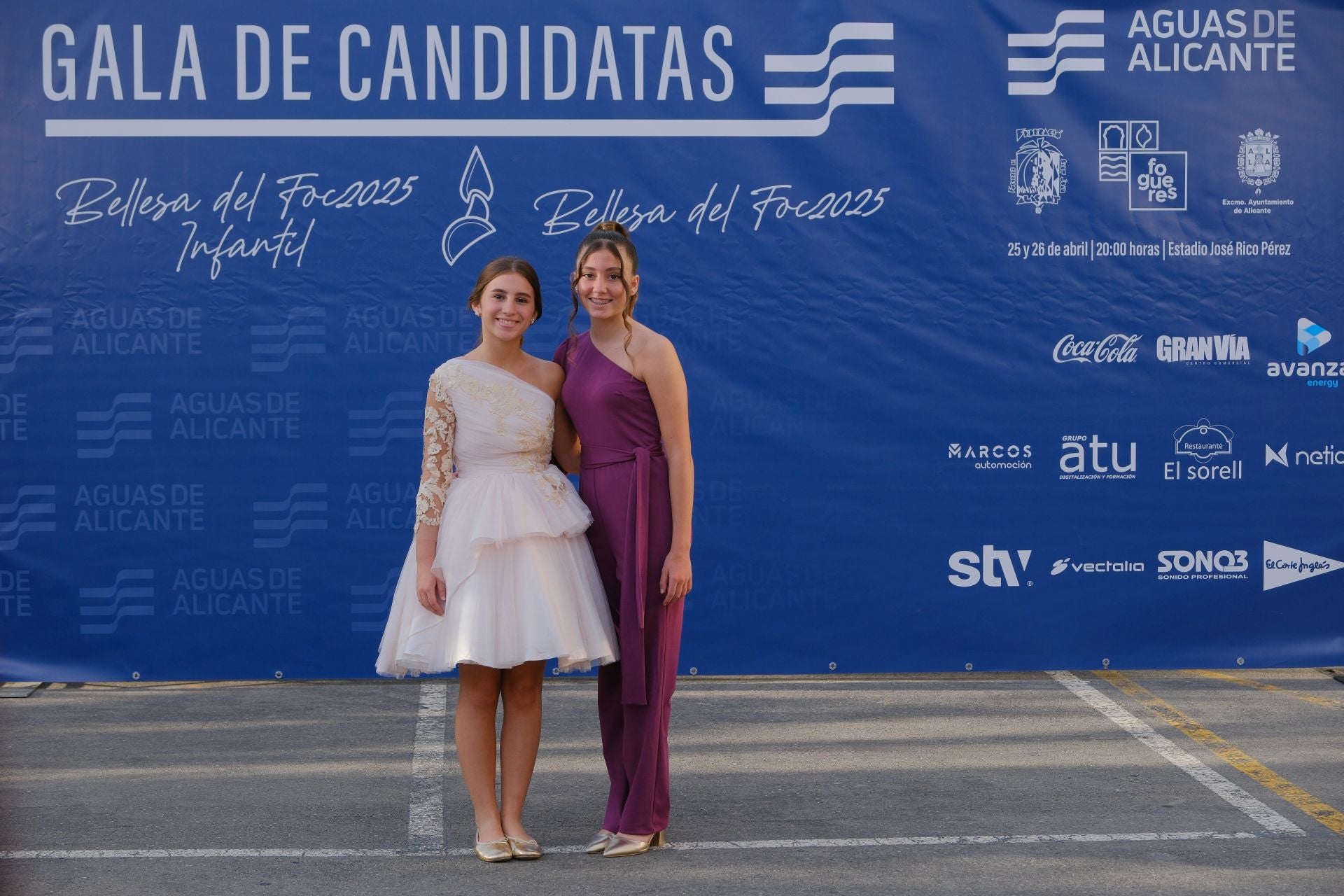 Photocall de las candidatas infantiles con los vestidos de gala