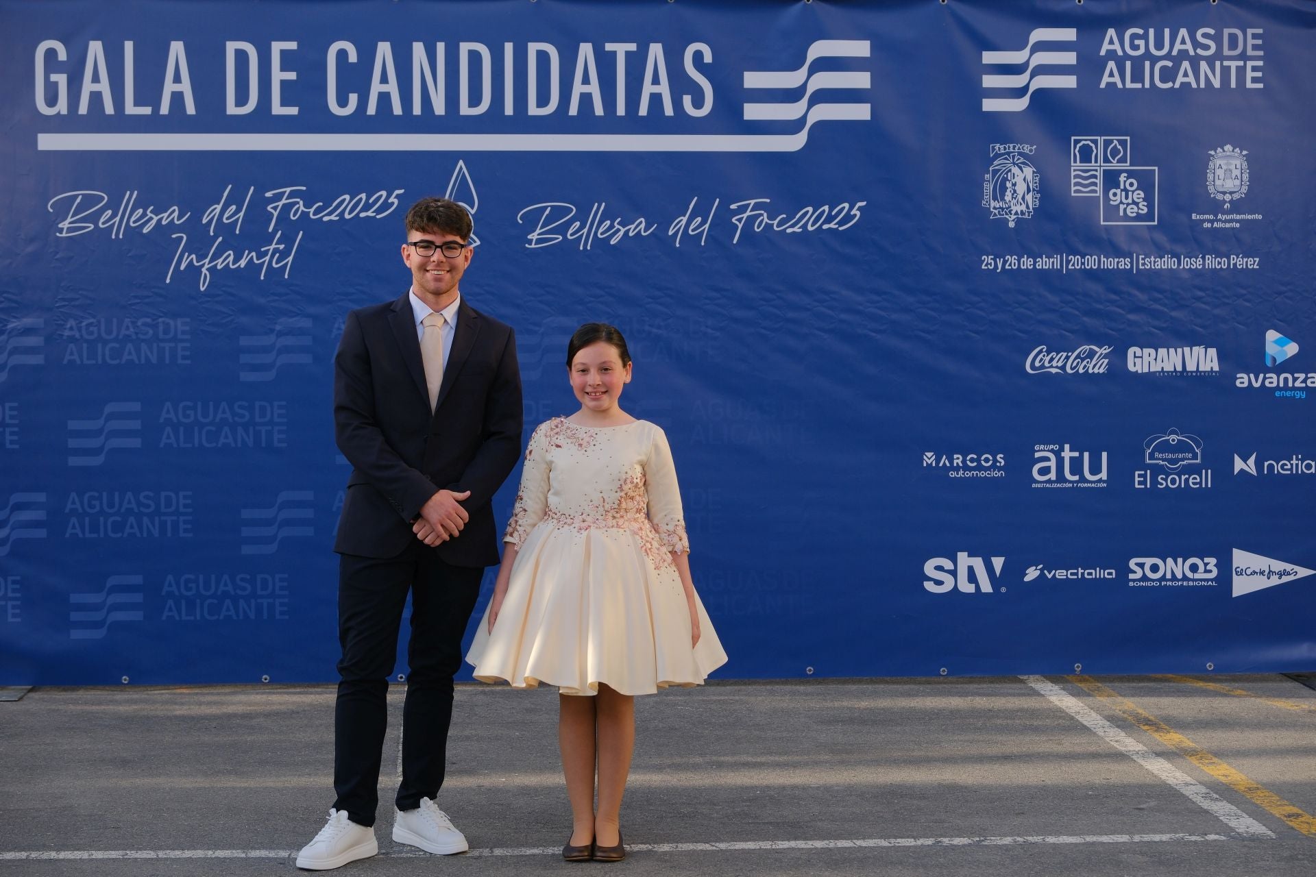 Photocall de las candidatas infantiles con los vestidos de gala
