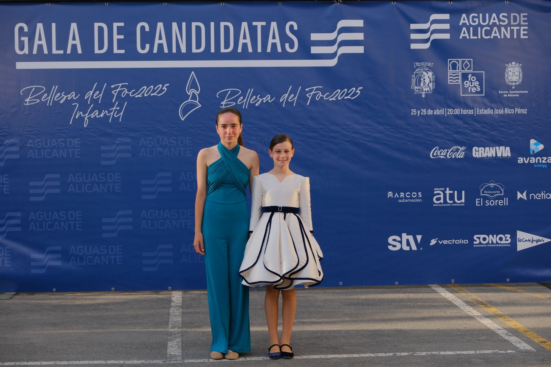 Photocall de las candidatas infantiles con los vestidos de gala