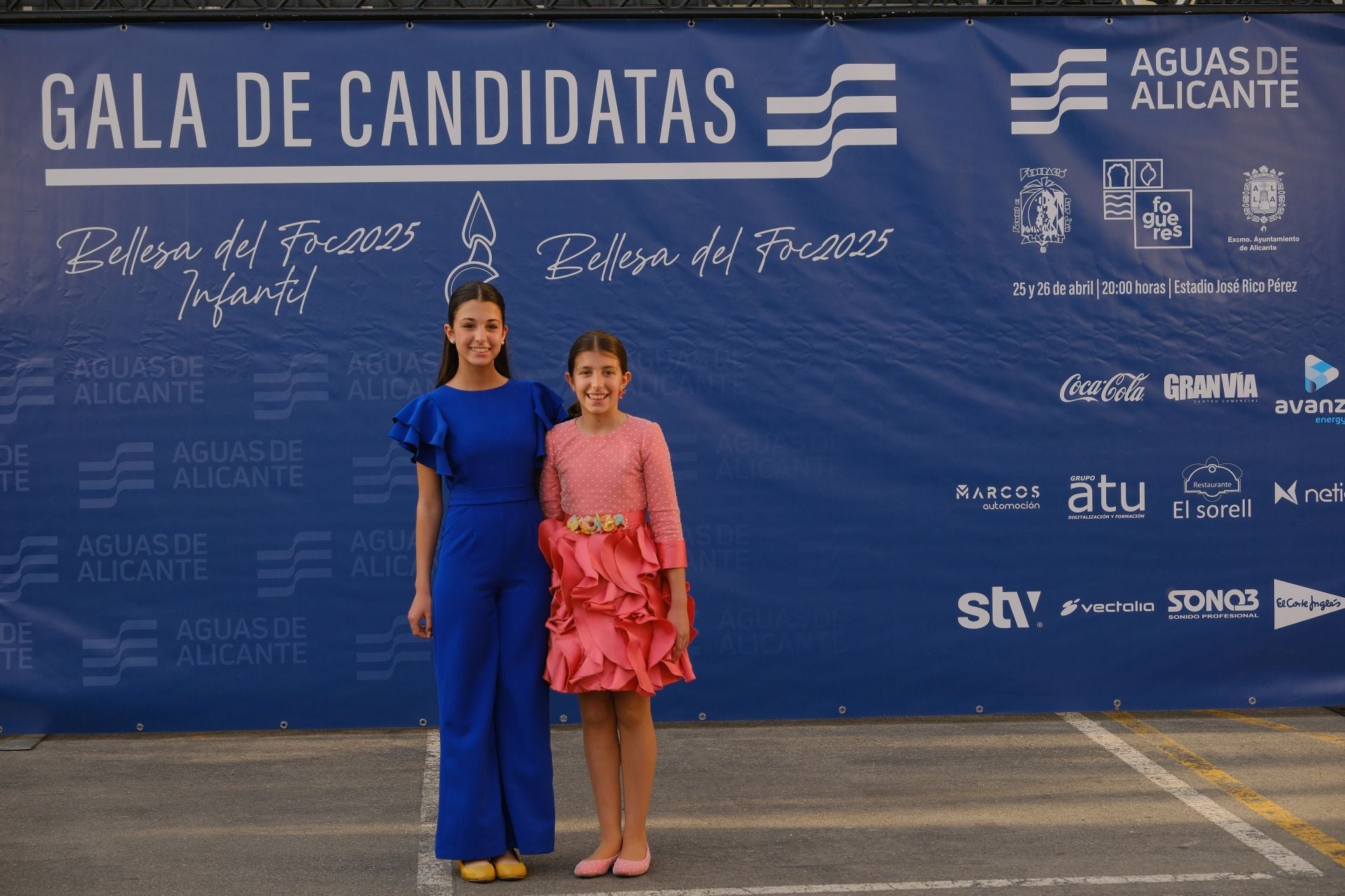 Photocall de las candidatas infantiles con los vestidos de gala
