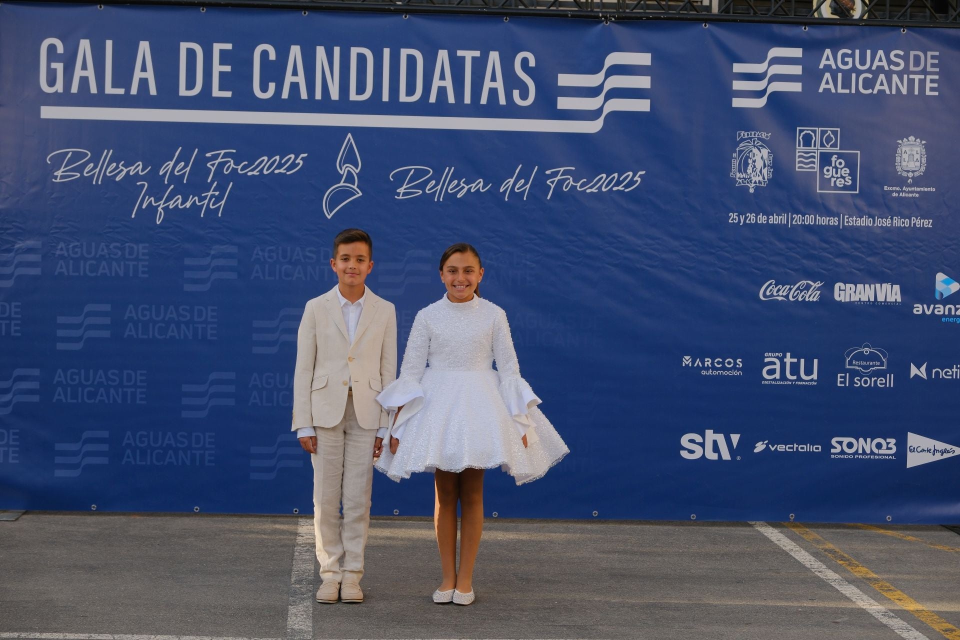 Photocall de las candidatas infantiles con los vestidos de gala