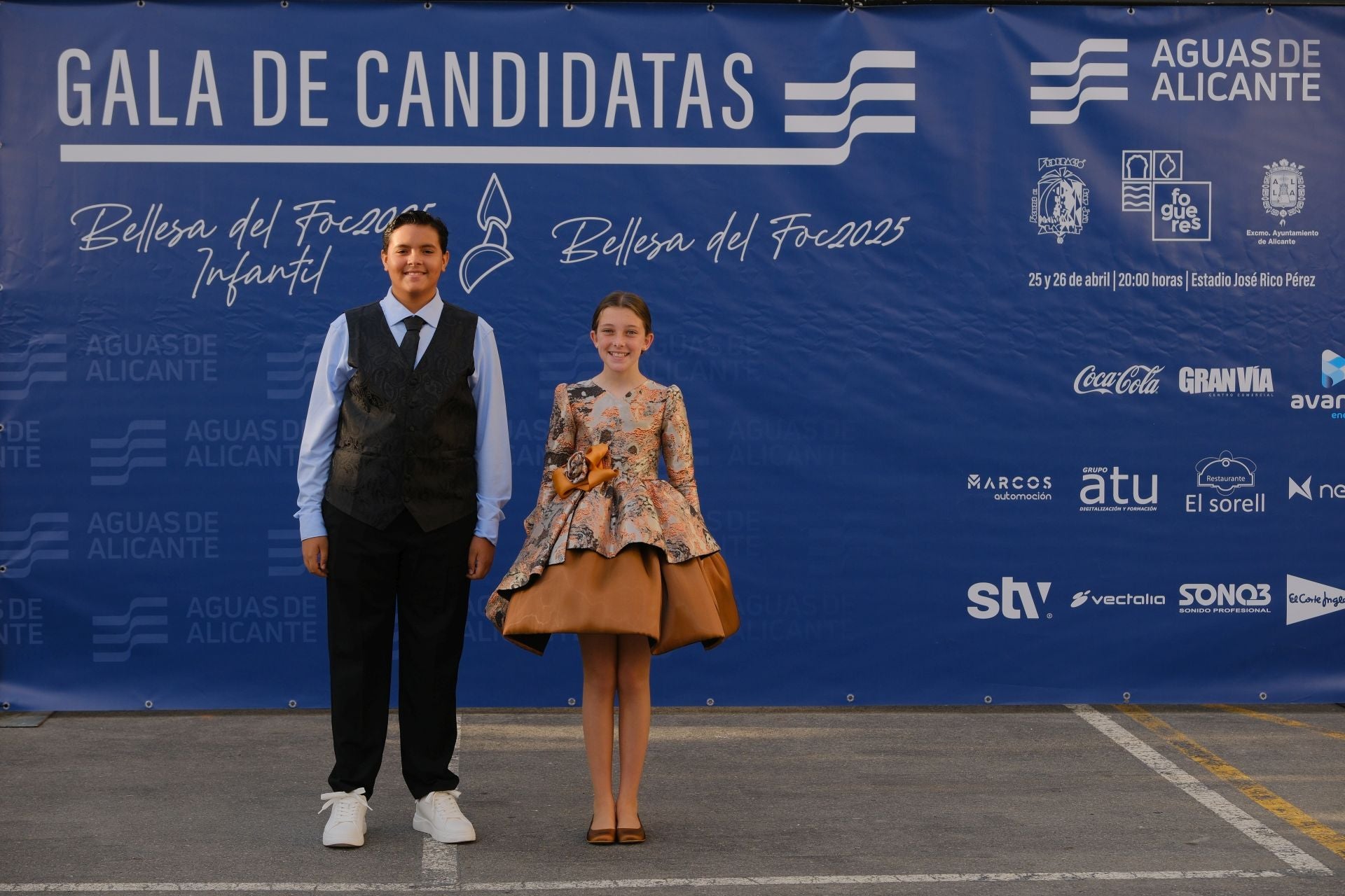Photocall de las candidatas infantiles con los vestidos de gala