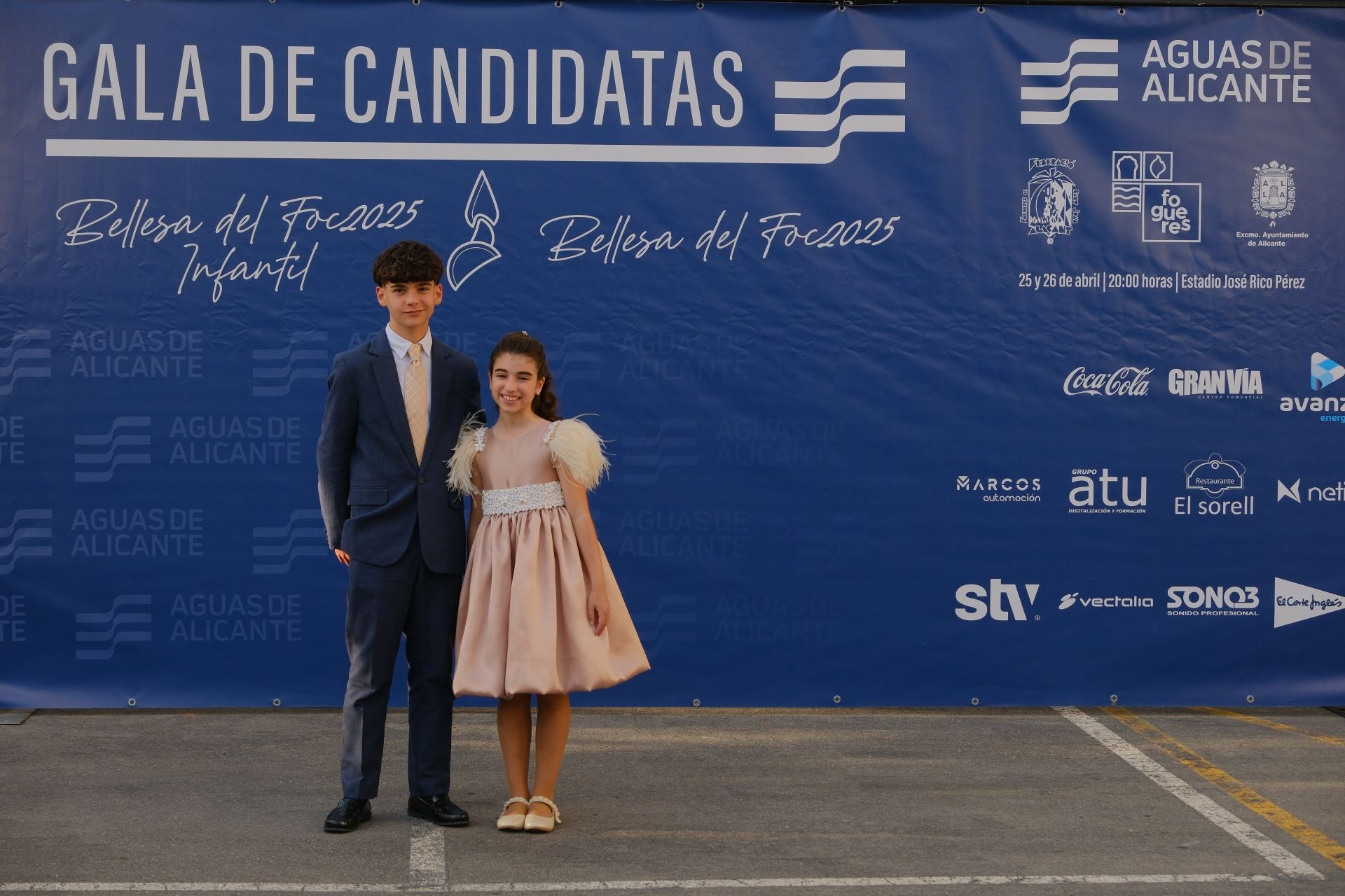 Photocall de las candidatas infantiles con los vestidos de gala