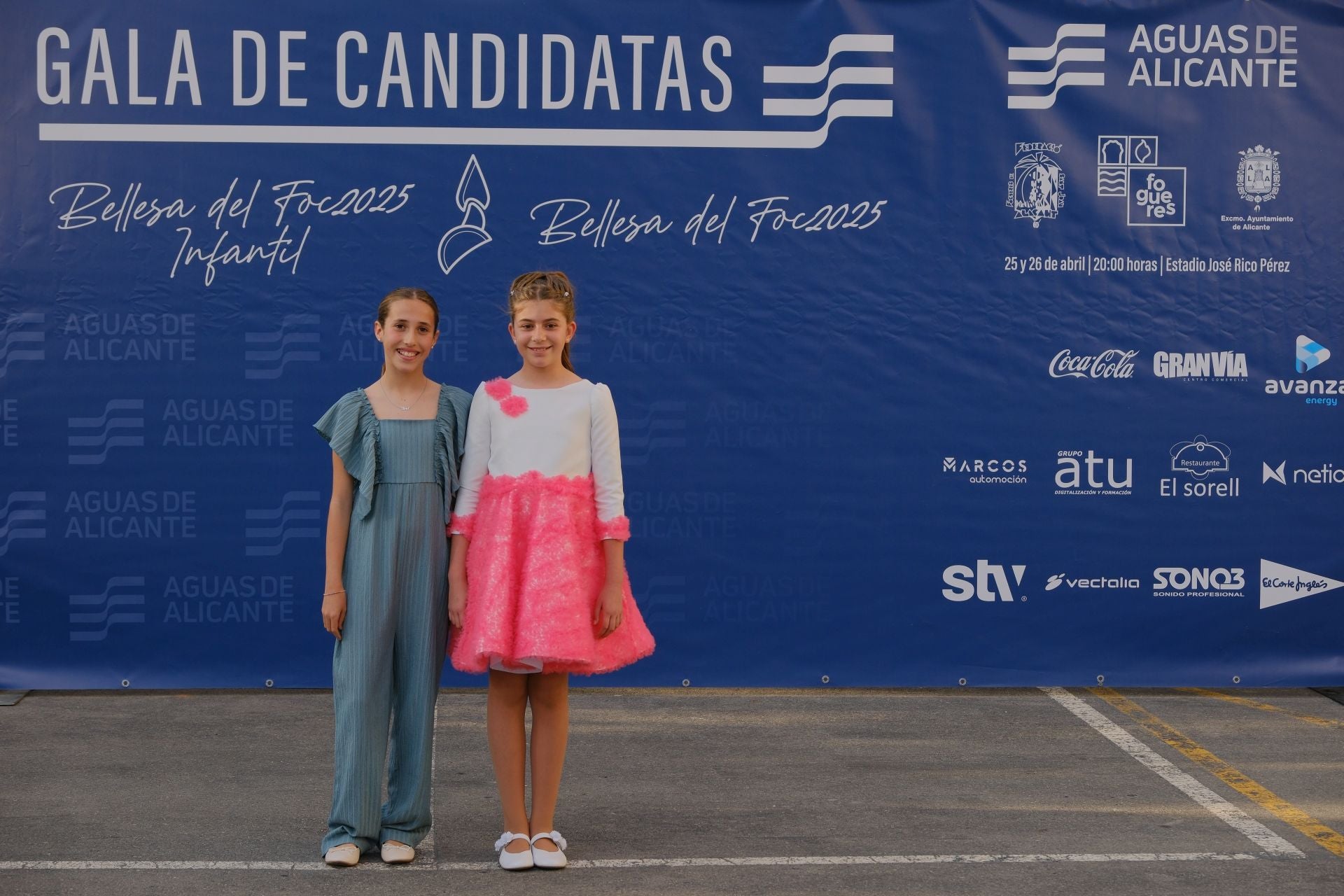 Photocall de las candidatas infantiles con los vestidos de gala