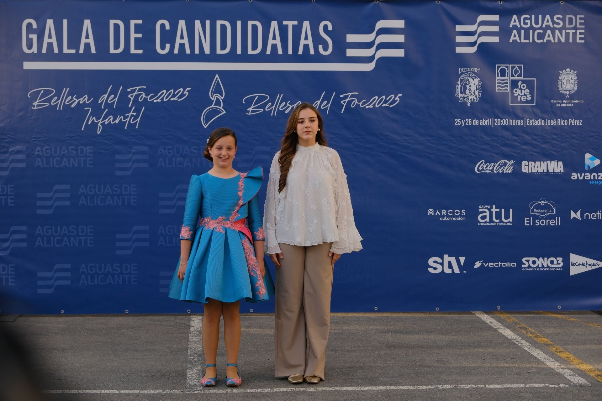 Photocall de las candidatas infantiles con los vestidos de gala