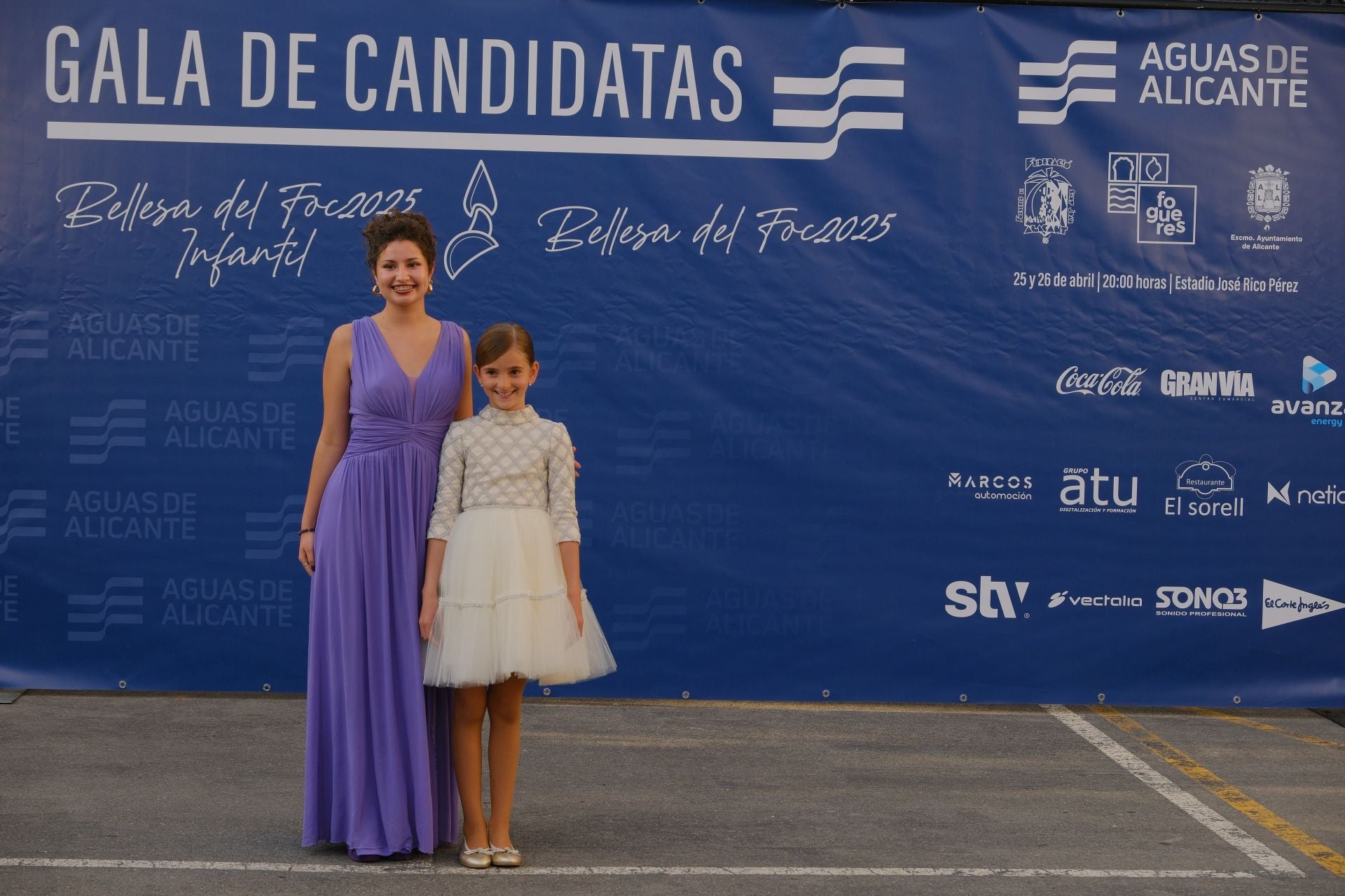 Photocall de las candidatas infantiles con los vestidos de gala