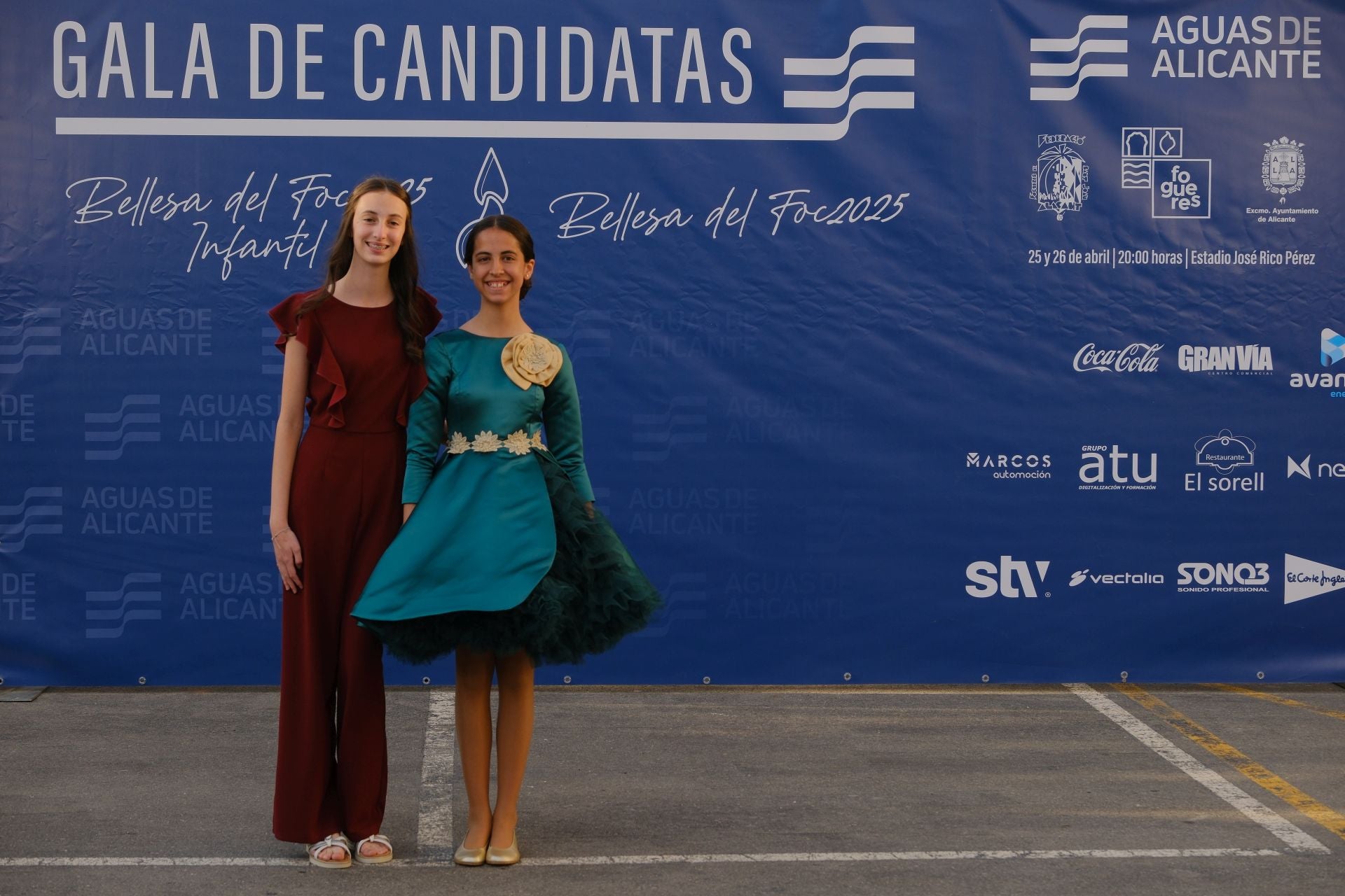 Photocall de las candidatas infantiles con los vestidos de gala