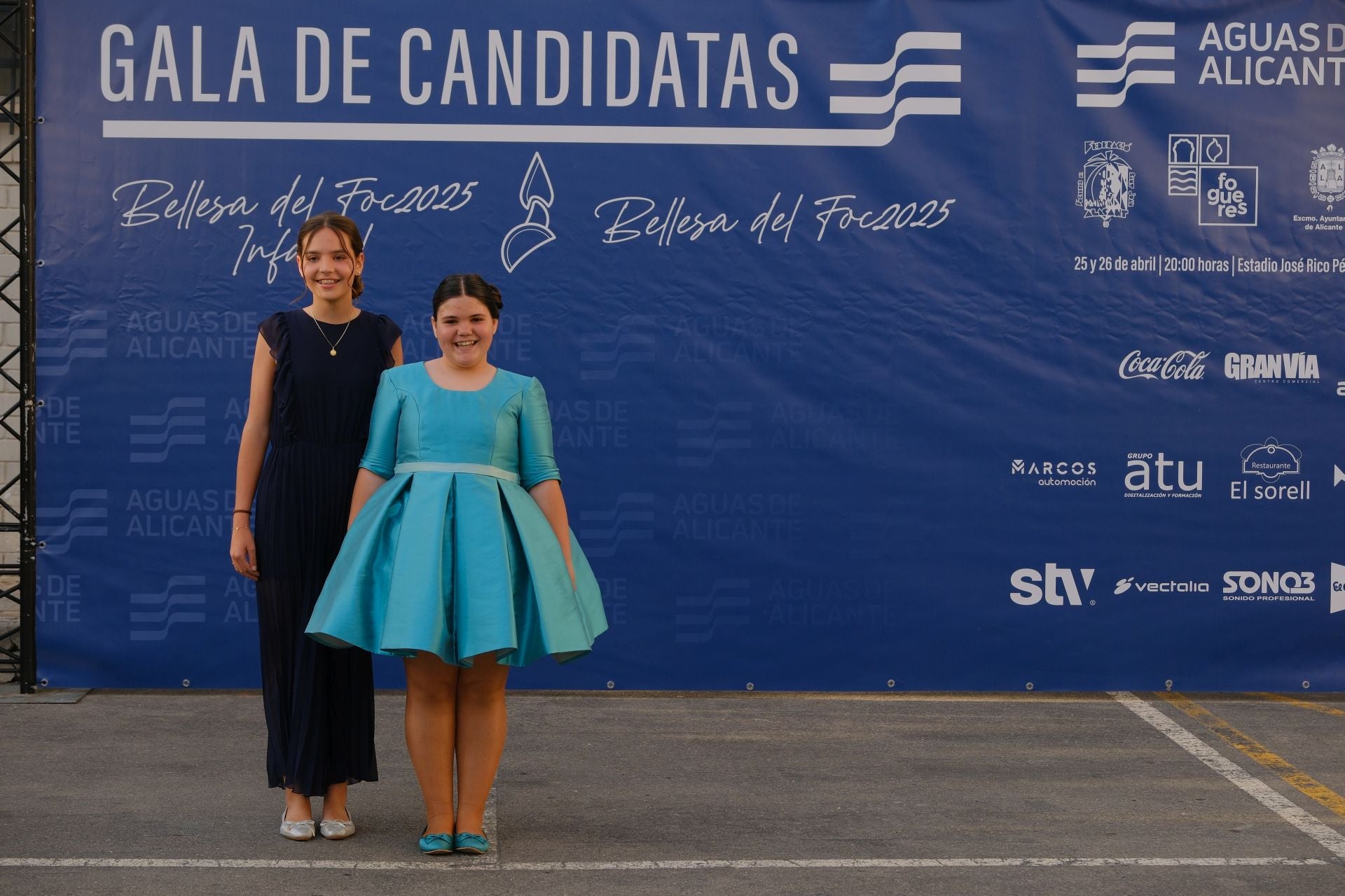 Photocall de las candidatas infantiles con los vestidos de gala