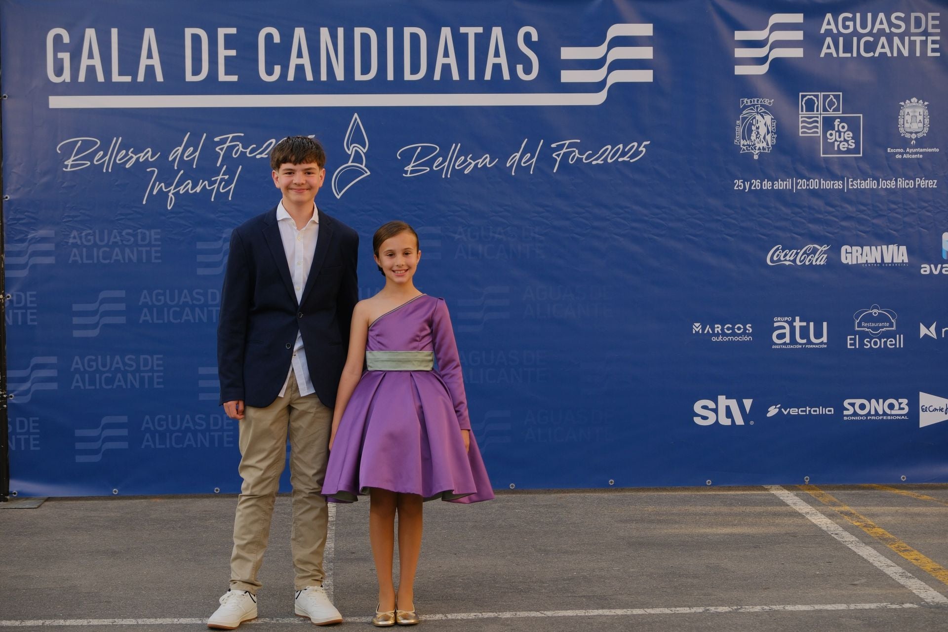 Photocall de las candidatas infantiles con los vestidos de gala