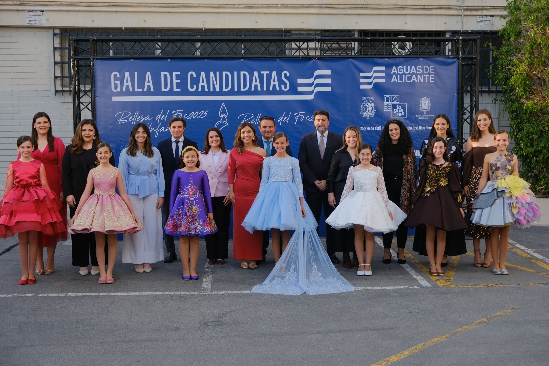 Photocall de las candidatas infantiles con los vestidos de gala