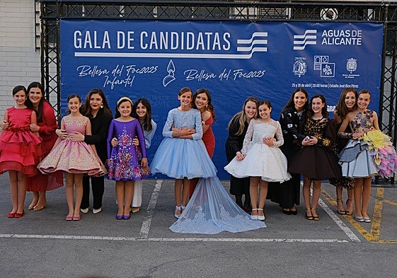 Photocall de las candidatas infantiles con los vestidos de gala