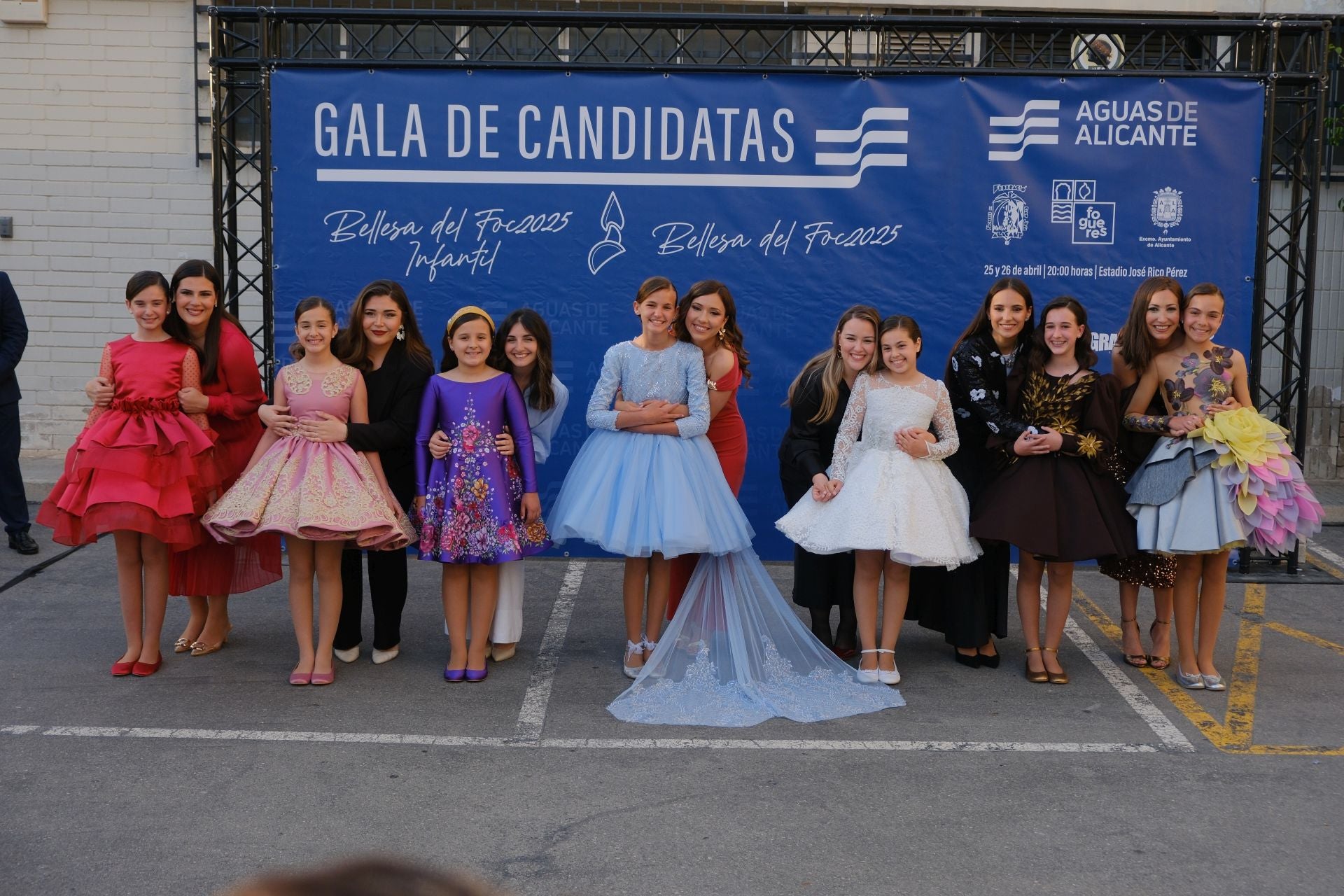 Photocall de las candidatas infantiles con los vestidos de gala
