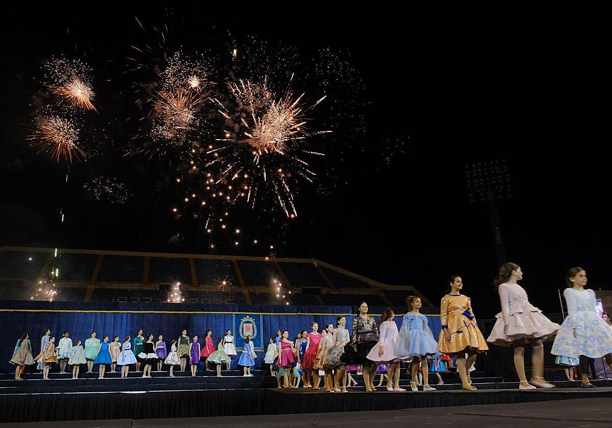 Las candidatas infantiles estrenan la pasarela en el Rico Pérez