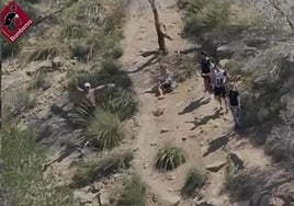 La mujer herida en el sendero.