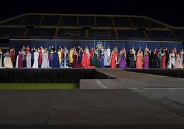 Las candidatas a bellea del foc de Alicante lucen sus mejores galas en la pasarela