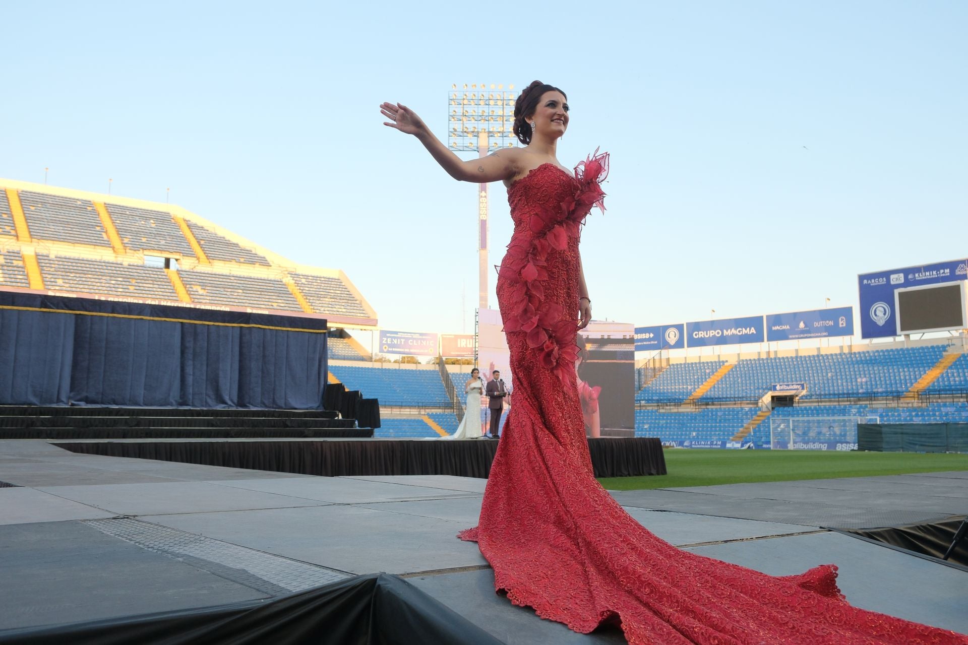 Las candidatas a bellea del foc de Alicante lucen sus mejores galas en la pasarela