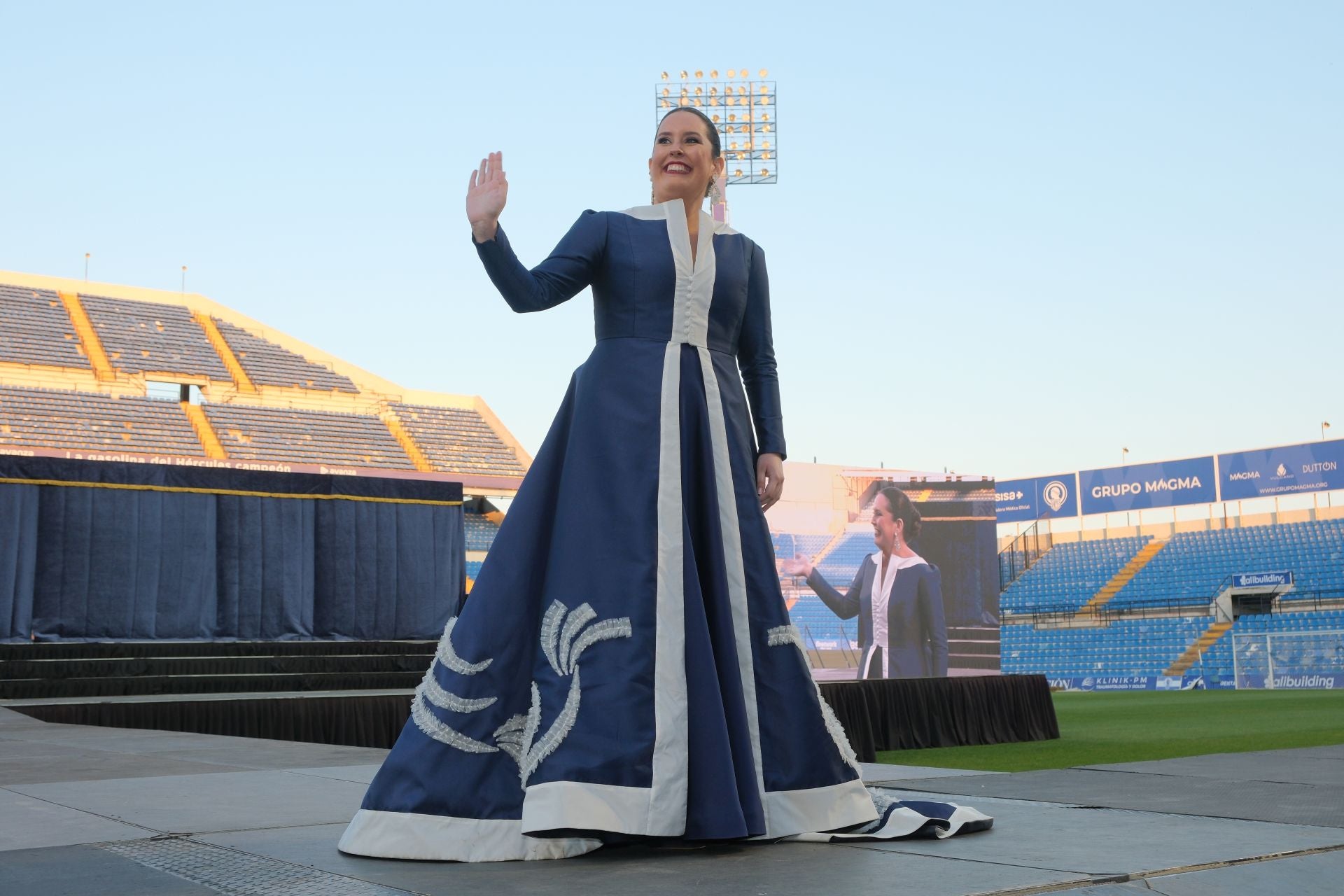Las candidatas a bellea del foc de Alicante lucen sus mejores galas en la pasarela