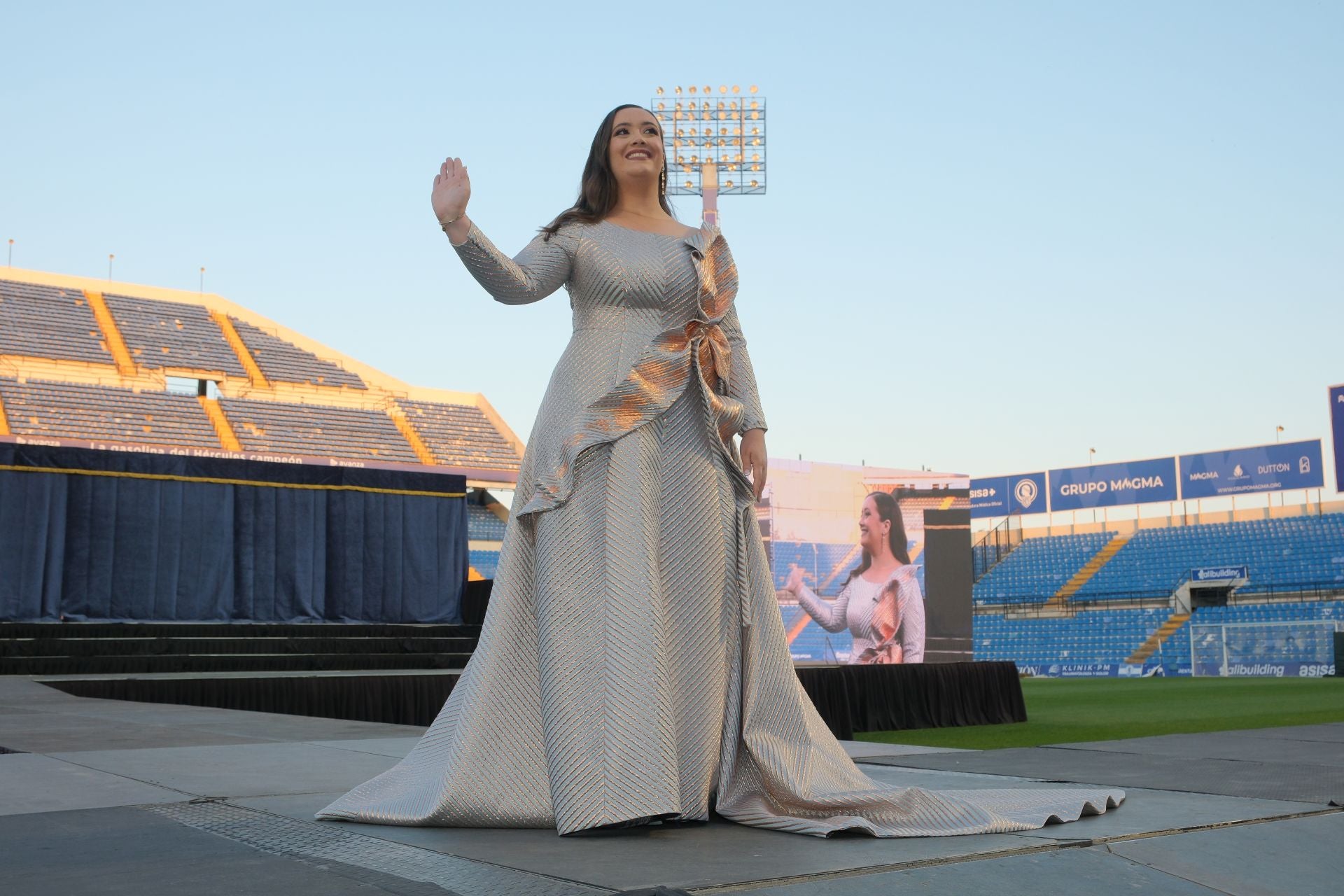 Las candidatas a bellea del foc de Alicante lucen sus mejores galas en la pasarela