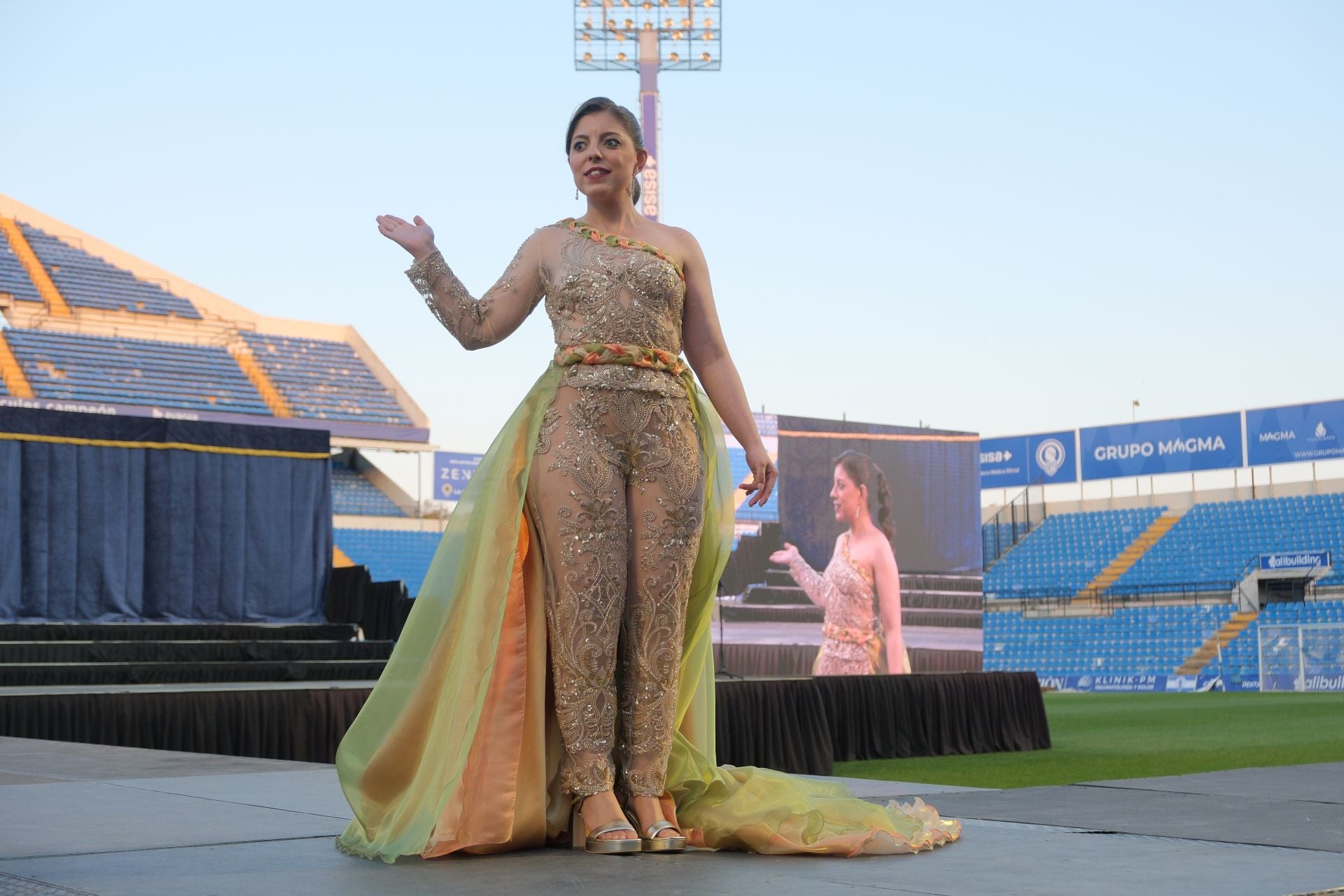 Las candidatas a bellea del foc de Alicante lucen sus mejores galas en la pasarela