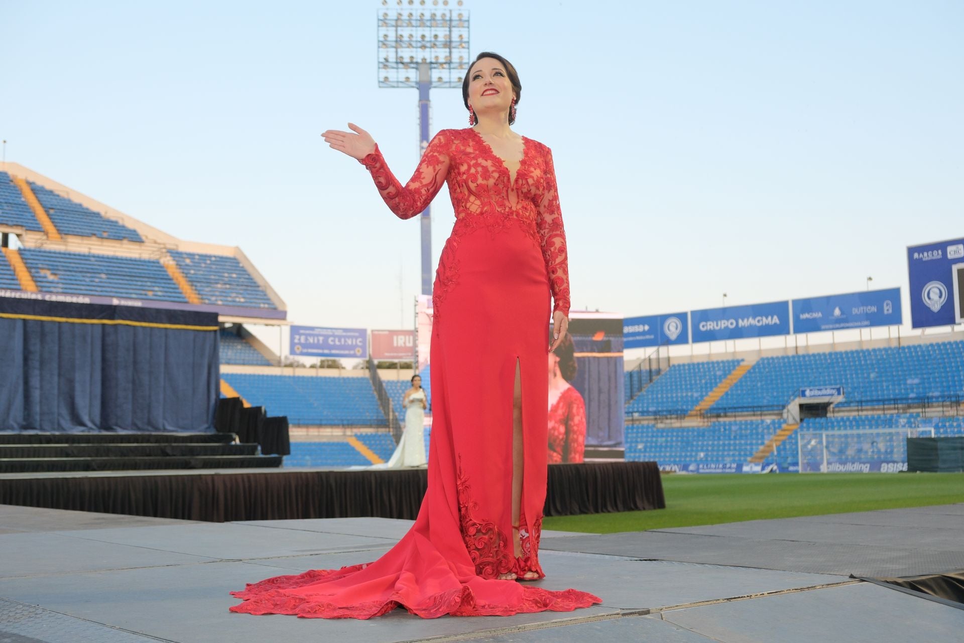 Las candidatas a bellea del foc de Alicante lucen sus mejores galas en la pasarela