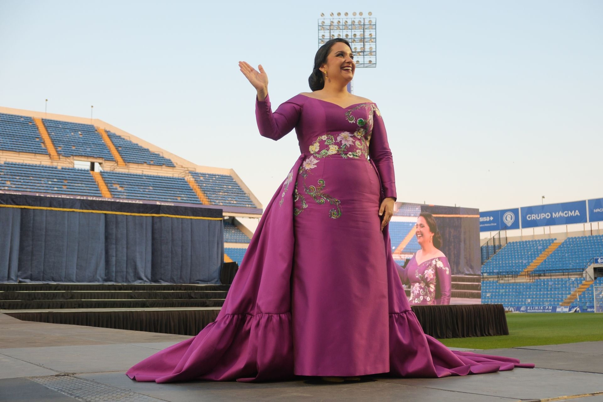 Las candidatas a bellea del foc de Alicante lucen sus mejores galas en la pasarela