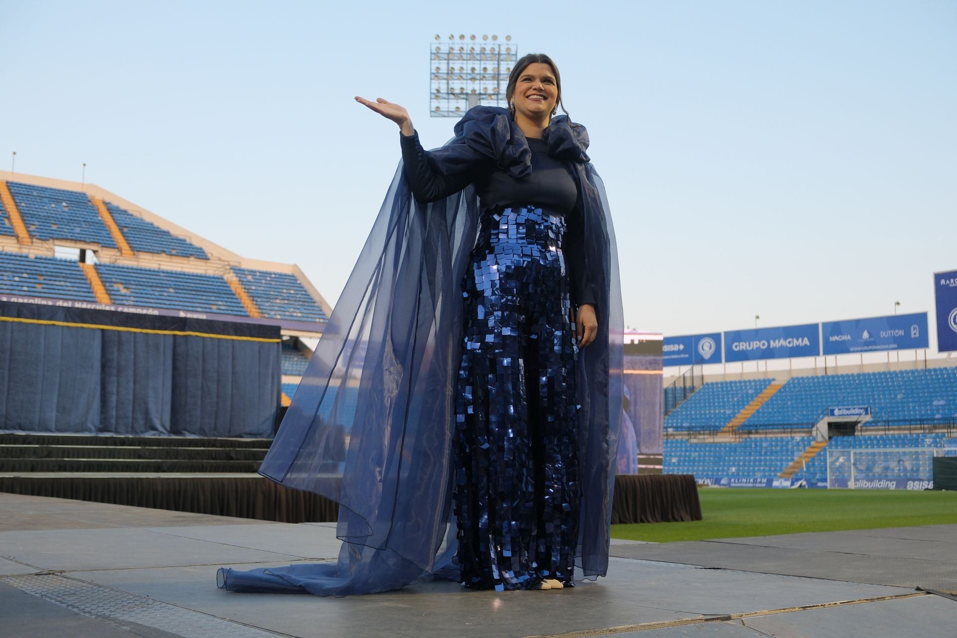 Las candidatas a bellea del foc de Alicante lucen sus mejores galas en la pasarela