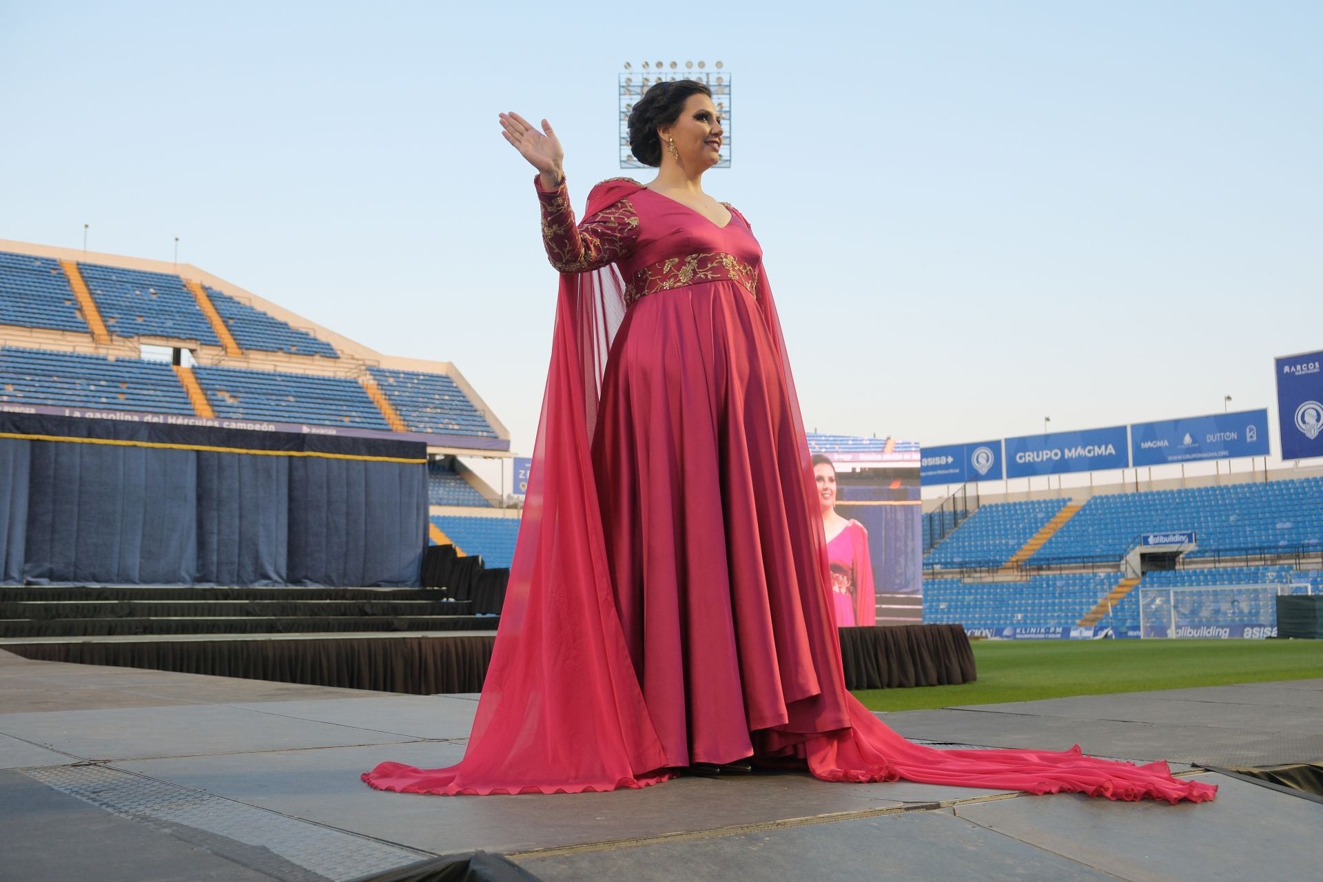 Las candidatas a bellea del foc de Alicante lucen sus mejores galas en la pasarela