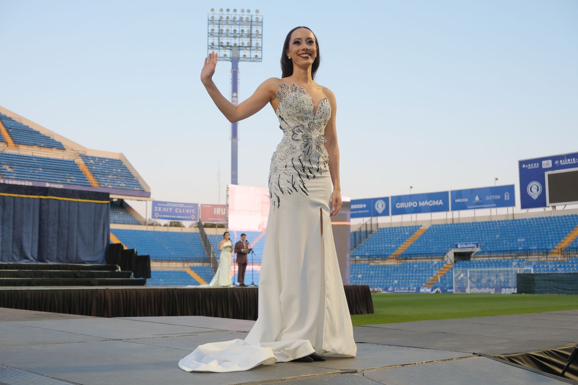 Las candidatas a bellea del foc de Alicante lucen sus mejores galas en la pasarela