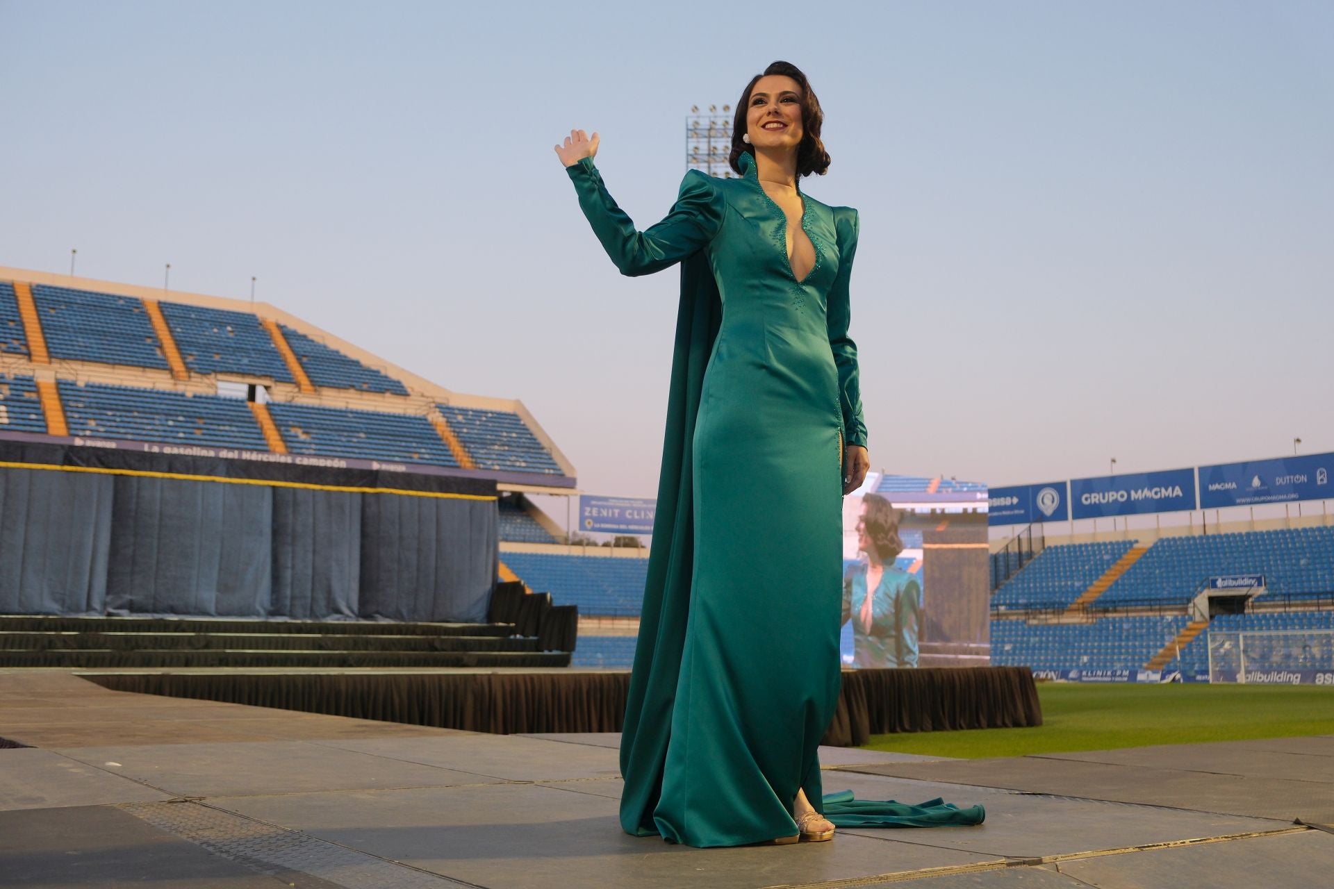 Las candidatas a bellea del foc de Alicante lucen sus mejores galas en la pasarela