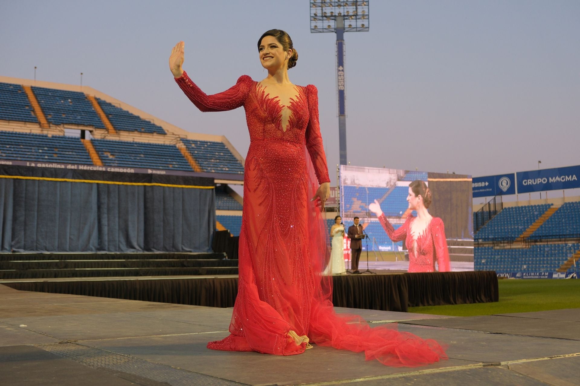 Las candidatas a bellea del foc de Alicante lucen sus mejores galas en la pasarela