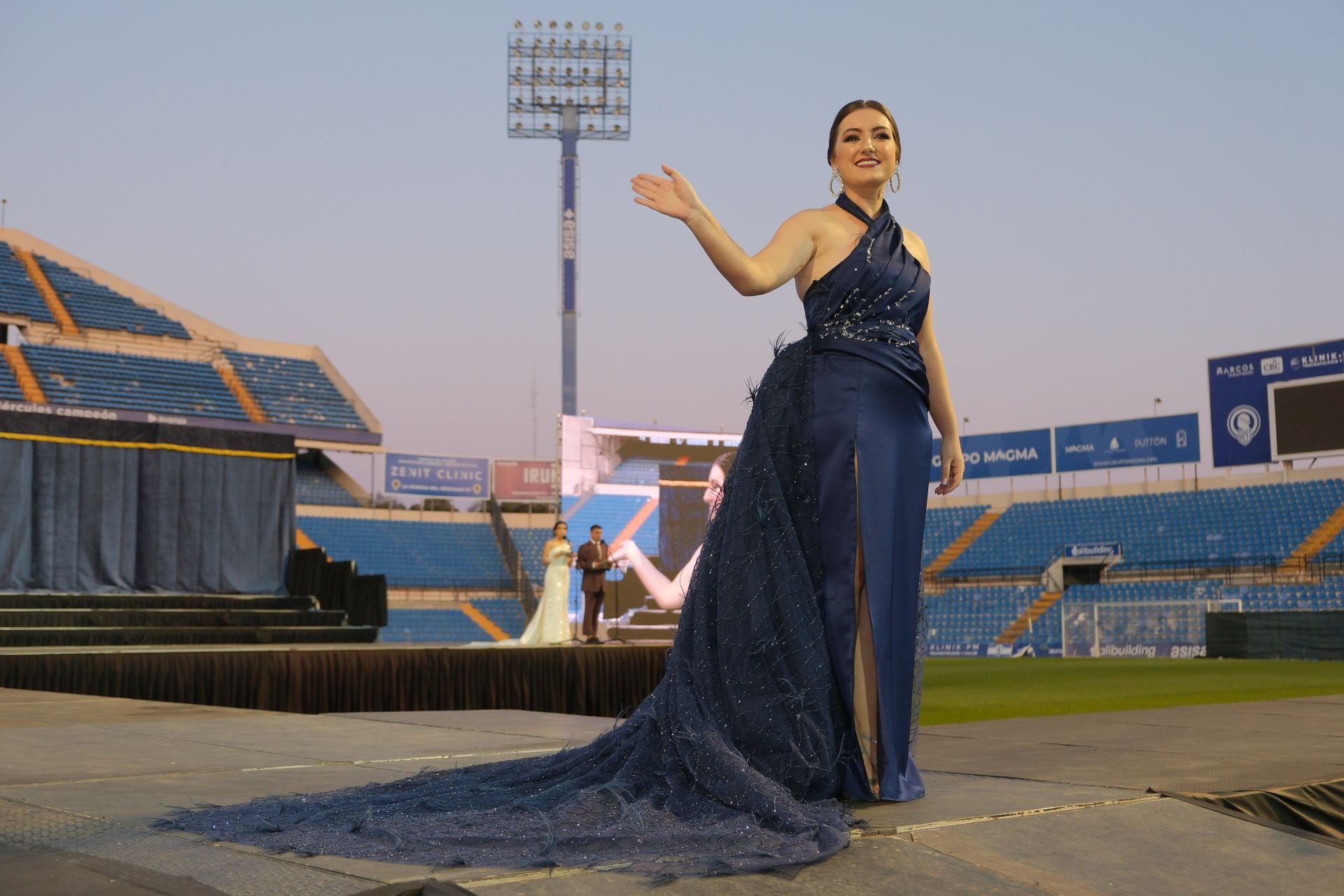 Las candidatas a bellea del foc de Alicante lucen sus mejores galas en la pasarela