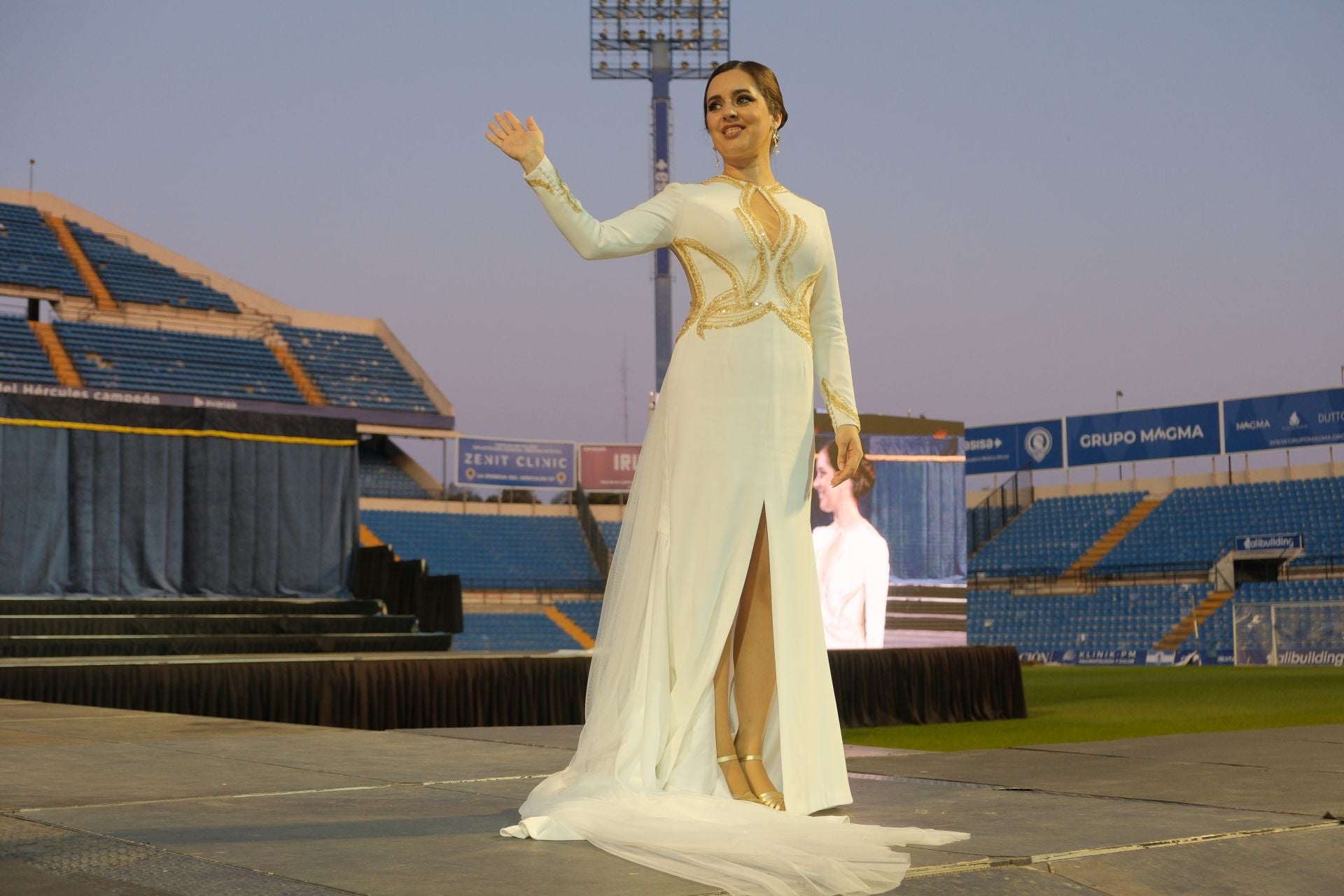 Las candidatas a bellea del foc de Alicante lucen sus mejores galas en la pasarela