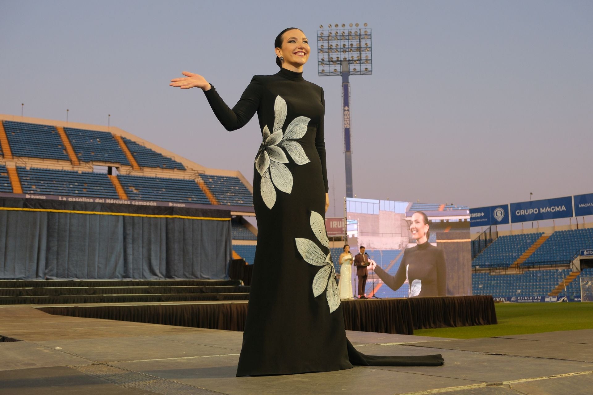 Las candidatas a bellea del foc de Alicante lucen sus mejores galas en la pasarela
