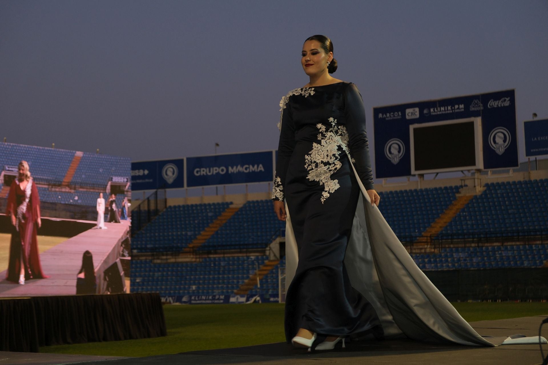 Las candidatas a bellea del foc de Alicante lucen sus mejores galas en la pasarela