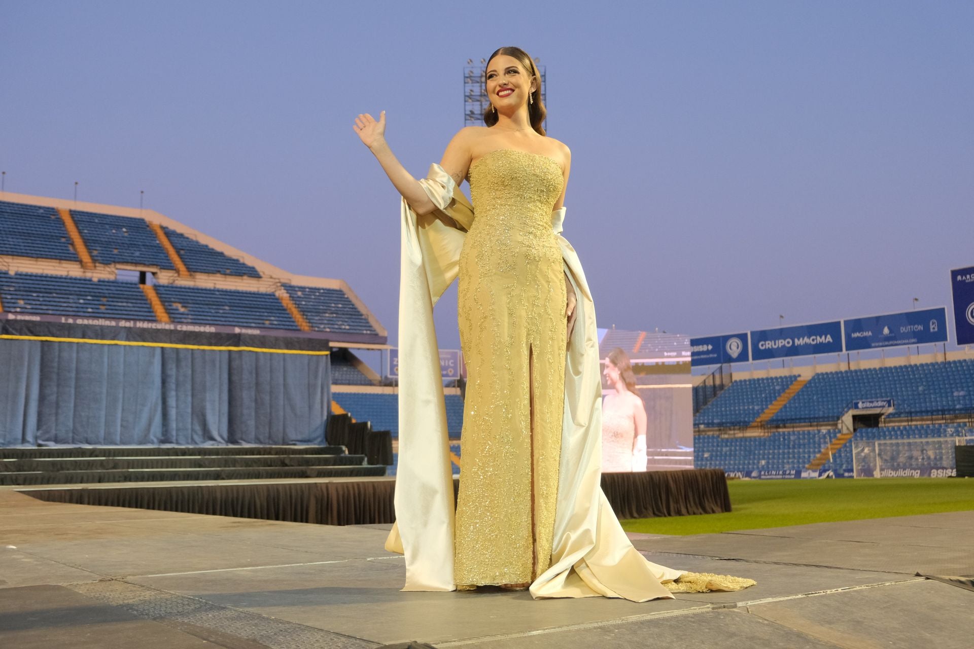 Las candidatas a bellea del foc de Alicante lucen sus mejores galas en la pasarela