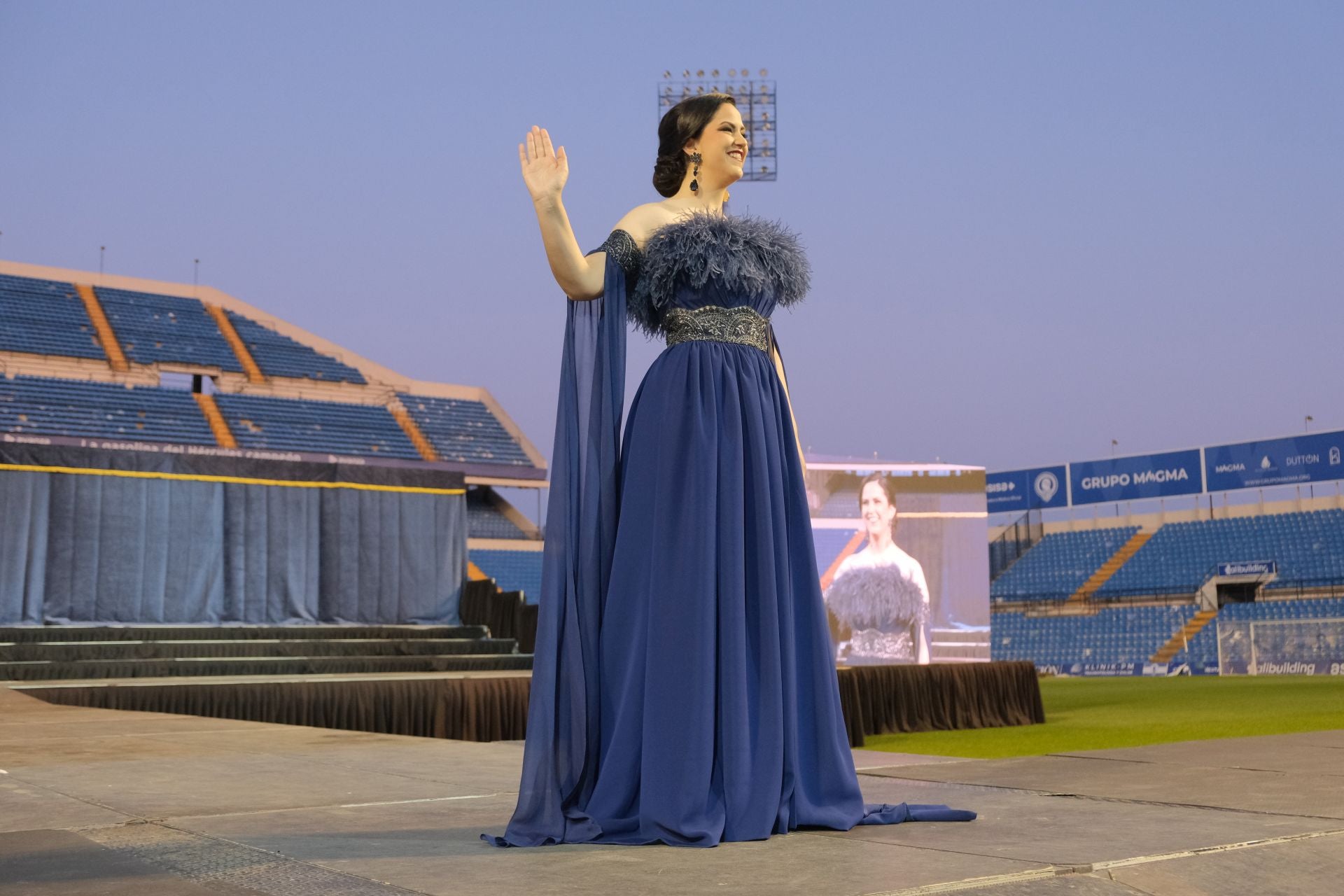Las candidatas a bellea del foc de Alicante lucen sus mejores galas en la pasarela