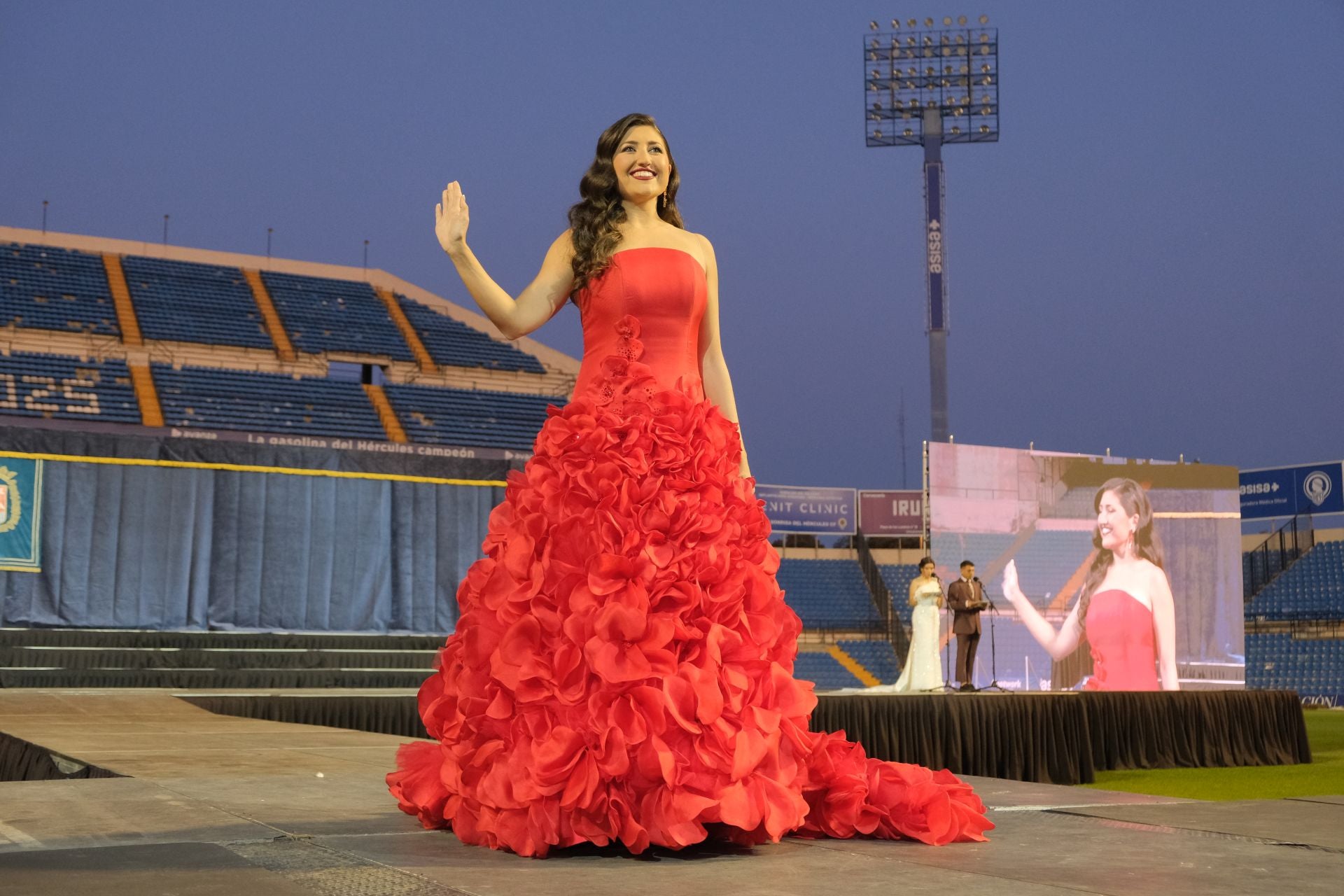 Las candidatas a bellea del foc de Alicante lucen sus mejores galas en la pasarela