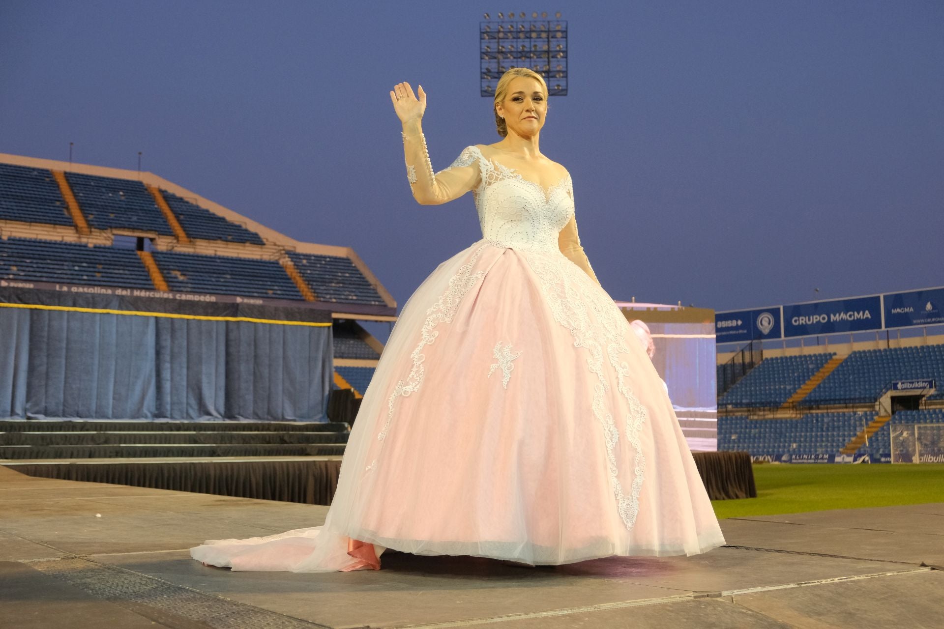 Las candidatas a bellea del foc de Alicante lucen sus mejores galas en la pasarela