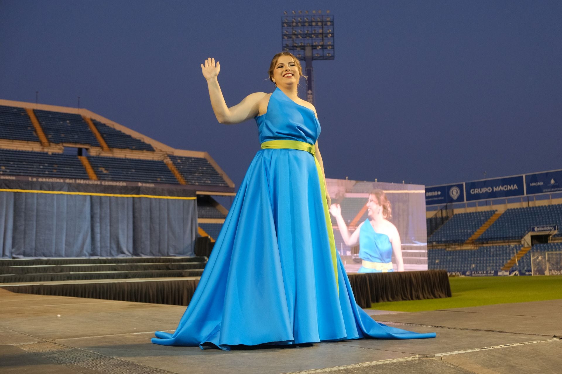 Las candidatas a bellea del foc de Alicante lucen sus mejores galas en la pasarela