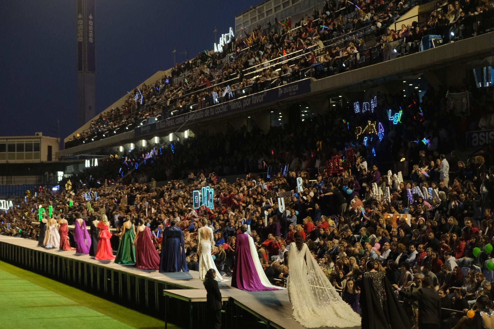 Las candidatas a bellea del foc de Alicante lucen sus mejores galas en la pasarela