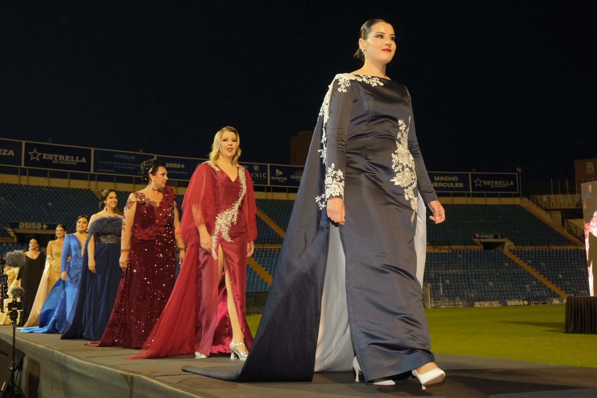 Las candidatas a bellea del foc de Alicante lucen sus mejores galas en la pasarela
