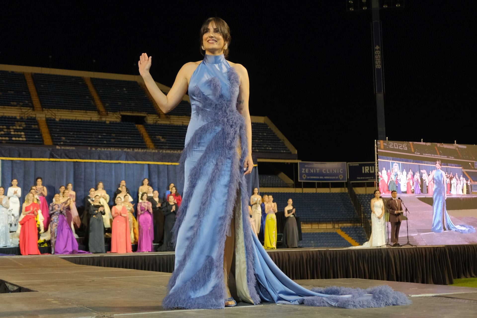Las candidatas a bellea del foc de Alicante lucen sus mejores galas en la pasarela