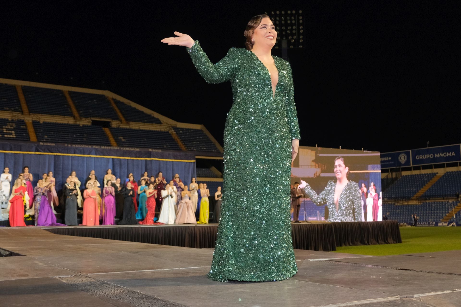 Las candidatas a bellea del foc de Alicante lucen sus mejores galas en la pasarela