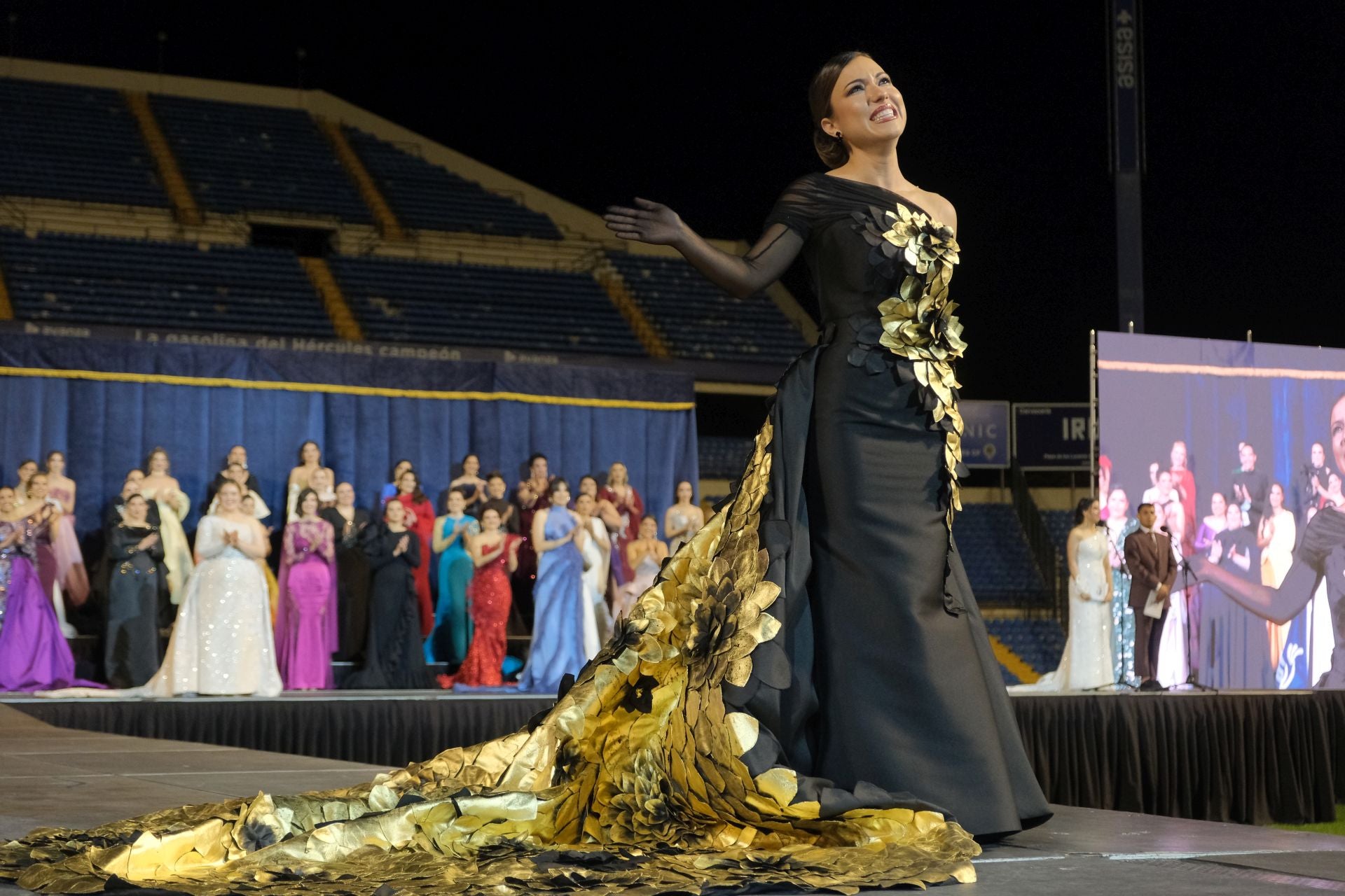 Las candidatas a bellea del foc de Alicante lucen sus mejores galas en la pasarela
