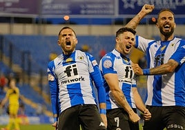 Artiles, Alvarito y Josema celebran el segundo tanto del partido.