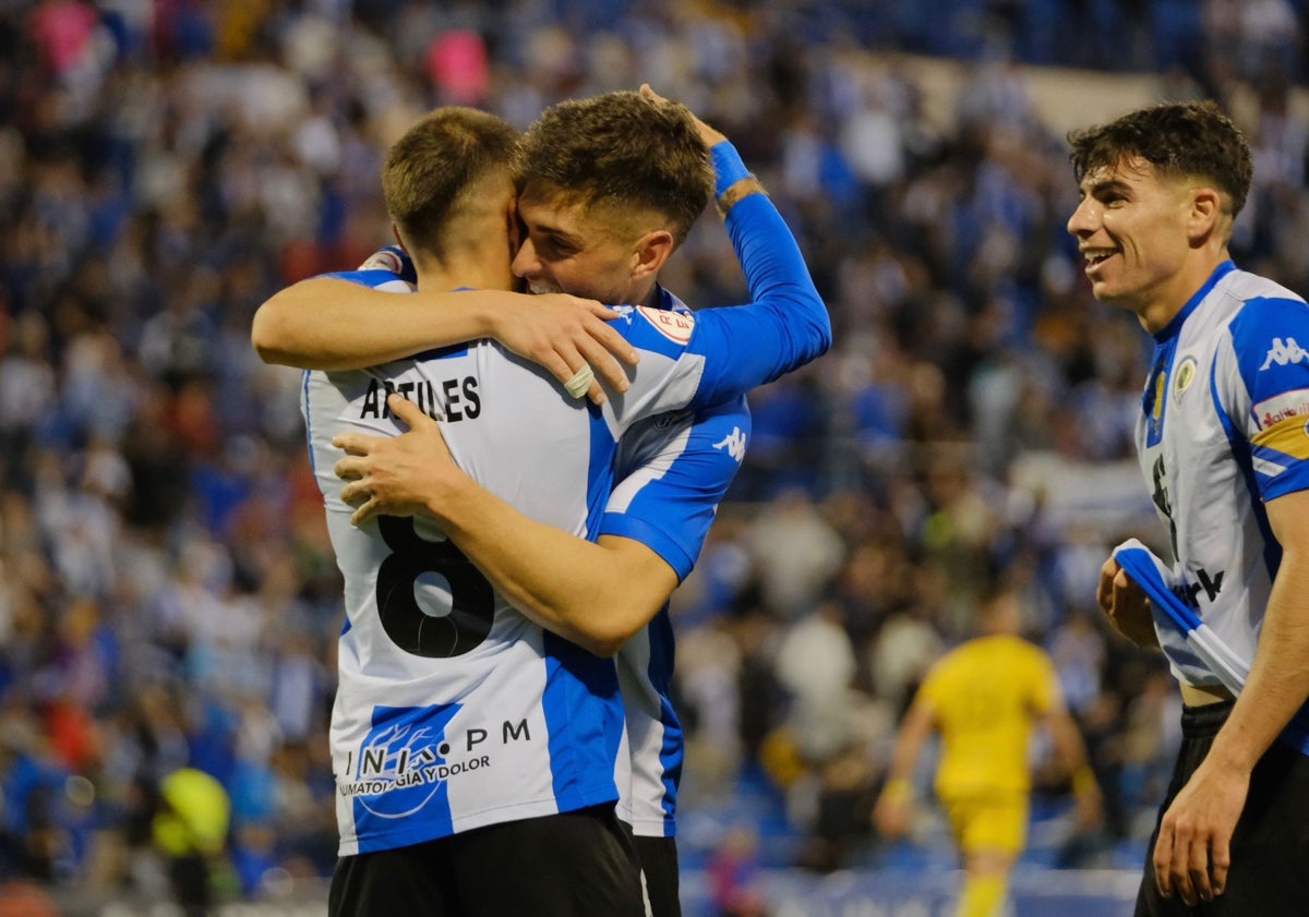Imagen principal - Imágenes de la victoria del Hércules este domingo en el Rico Pérez ante el Alcorcón.