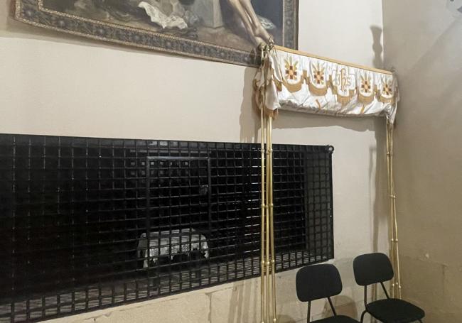 El palio ya está listo para la Eucaristía del jueves.